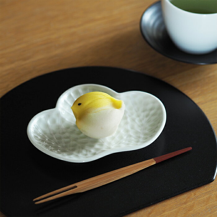 幸楽窯 錦 銀 松葉形 銘々皿 / 有田焼 和食器 新年 お正月 おせち料理 迎春 縁起物 ハレの日 皿 小皿 プレート 日本製 国産 ギフト