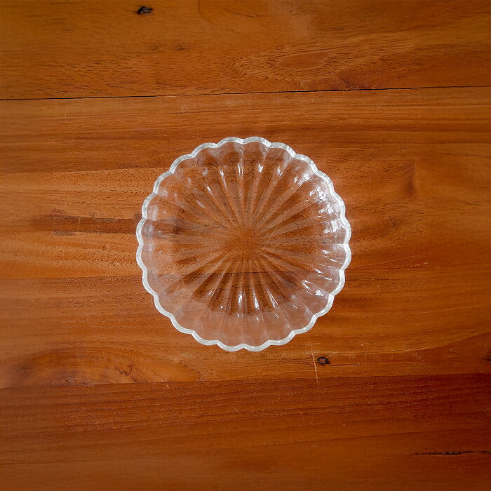 【ひなまつりP5倍】菊華 皿 13cm / ガラス器 花モチーフ 縁起物 食器 お重用 菊 醤油皿 お正月 ハレの日 新年 ハンドメイド 日本製