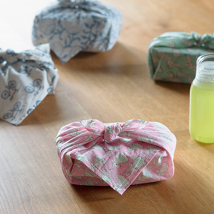 プロキッチンのピープルツリー　ブロックプリント　ハンカチ　フラワー・ピンク　/　People　Tree【10点までネコポス可】　/　PeopleTree フェアトレード オーガニックコットン ハンカチ お弁当包み｜アングル2