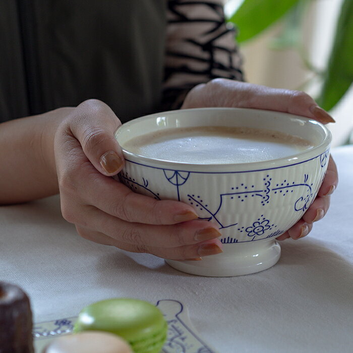 プロキッチンの【15日限定 クーポン対象】ロイヤルボッホ コペンハーゲン カフェオレボウル 13cm / ROYAL BOCH Copenhague　/　 食器 皿 青 陶磁器 唐草 おしゃれ ボウル サラダボウル 食洗機 ギフト｜アングル2