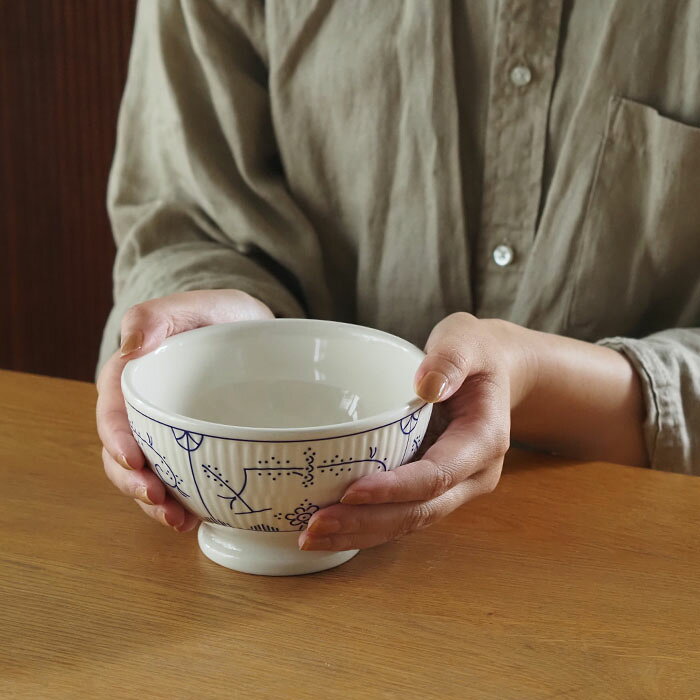 プロキッチンの【15日限定 クーポン対象】ロイヤルボッホ コペンハーゲン カフェオレボウル 13cm / ROYAL BOCH Copenhague　/　 食器 皿 青 陶磁器 唐草 おしゃれ ボウル サラダボウル 食洗機 ギフト｜アングル3