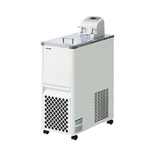 ●高性能冷凍機の採用により冷却能力をアップしました。●循環水用冷却器にSUS304角コイルを使用しているため、純水に対応します。(※純水を使用する場合は電気導電率10マイクロs／cm以上(純度が低い)の液体を使用してください。)●地球にやさしい低GWP冷媒R448Aを採用しています(GWP：1386)●LTB-αシリーズ(GWP：3920)に比べてGWP値が約65％低くなっています。●外部循環ノズルはコントローラー前面に装備され、180度自由に向きを変えることができます。●温度設定表示にはPV・SV2段表示を採用しており、一目で実測値と設定値が確認できます。●SB(支持棒・受金具セット)を取りつけることで、水槽内に入れるフラスコや外部センサーをクランプで固定できます。●循環方式：密閉系●温度範囲(度)：-30〜+80●冷却能力(at20度)：50Hz／491W、60Hz／533W●温度設定・表示方式：キー入力方式(0.1度)、PV・SVデジタル2段表示●温度制御方式：マイコン式PID制御●温度センサー：測温低抗体(Pt100Ω)●温度調節精度：±0.1度(条件により範囲を超えることがあります)●加熱ヒーター：1kW●サイズ：350*585*965mm●桶内寸法：296*501*200mm●有効開口部寸法：293*227*200mm●液槽：約24L●材質：水槽・冷却コイル／ステンレス(SUS304)●使用液体種類：純水・清水・エチレングリコール・エチルアルコール●冷媒：R448A●循環ポンプ：最大流量／10.0／13.0L／min、最大揚程6.5／8.5m(50／60Hz)●循環ノズル外径：直径11mm(適応チューブ内径直径8mm)●安全装置：自己診断機能(上下限温度異常検出・フロート式空焚き防止・センサー異常・ヒーター断線・漏電／過電流ブレーカー・冷凍機オーバーロードリレー)●外部入・出力：外部温度センサー入力端子(Pt100用)、温度計用アナログ出力系(1〜5V)、アラーム出力端子(DC12〜17V、20mA)●タイマー機能：1分〜48時間(1分単位)●電源：AC100V 50／60Hz●最大運転電流：17A●重量：50kg●付属品：外部循環ノズル*2個●※液温40度以上では冷凍機は働きません。●※高温度域(80度付近)での連続運転はお避けください。●※循環ポンプの性能はポンプ単体使用時の値です。●※本製品はAC100V 17Aでご使用頂く仕様の物で、家庭用コンセント(AC100V 15A)へ接続してご使用頂くことはできません。●※増アンペア工事が必要です。建物の設備担当者様にご相談下さい。●た。●事業者向け商品です。リニューアルに伴い、パッケージ・内容等予告なく変更する場合がございます。予めご了承ください。広告文責：楽天グループ株式会社050-5212-8316