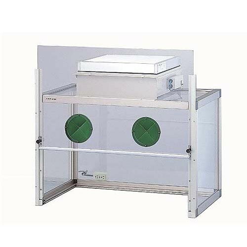 ●手窓が付いて、より作業効率がアップしました。●周囲に透明アクリル板を採用していますので、内部観察が容易です。●排気ユニットは背面・天面どちらにも取り付け可能です。●扉は13mm（全閉）〜305mm（全開）の間で段階的に固定することができます。●抗菌・防臭HEPAフィルターを採用していますので、外部へはクリーンなエアーが排出されます。●定格100V 15Aのコンセントを庫内に設けており、電子天秤などの電源として利用できます。●サイズ（mm）※1：900×553×780●庫内コンセント：有り●材質：アルミニウム・PMMA（アクリル）●吹出風量：約5m3／min●HEPAフィルター集塵効率：99.97％以上（0.3マイクロm粒子）●排気口風速：約0.5m／s●粉塵捕集方法：不織布プレフィルター＋抗菌・防臭HEPAフィルター●電源：AC100V　50／60Hz●消費電力（50／60Hz）：約52W●電源コード長：1.7m（2Pタイプ）●開口部：直径120mm●内寸法：820×500×560mm●ファンユニット寸法：210×260×155mm●重量：約29kg●コンセント部：3P×2個口（背面接続用ケーブル約2m・クリーンユニットとは別系統）●コンセント部定格：AC100V 15A（接続容量以内）●付属品：HEPAフィルター付きユニット●※1　ファンユニット・取手除く　排気ユニット背面取付時奥行：700mm●※抗ガン剤の調整作業には使用できません。●※背面排気タイプですので壁から離して置いてください。●事業者向け商品です。リニューアルに伴い、パッケージ・内容等予告なく変更する場合がございます。予めご了承ください。広告文責：楽天グループ株式会社050-5212-8316