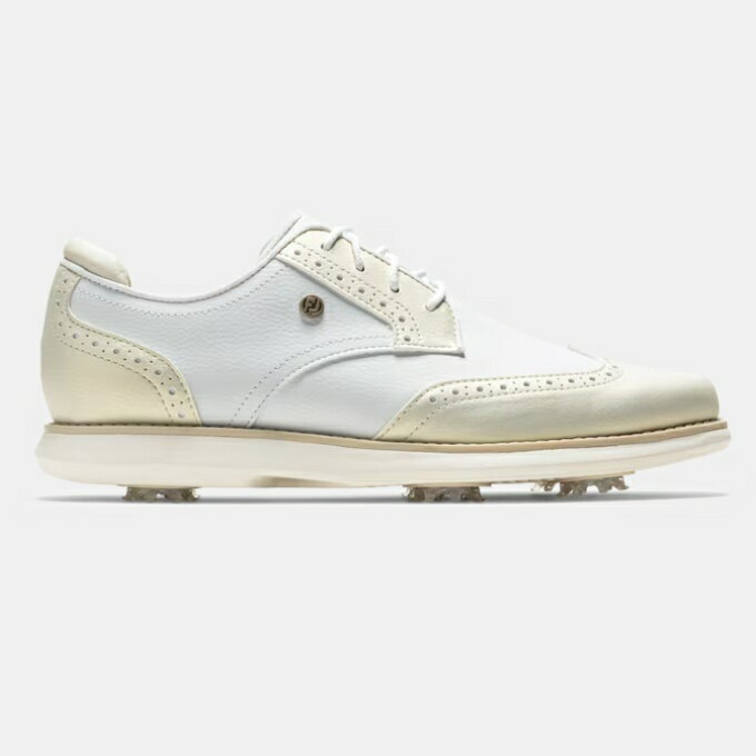 FootJoy Traditions Wing Tip Women’s Golf Shoes カラー：White / Gold サイズ(USサイズ):5.0(22.0cm) 5.5(22.5cm) 6.0(23.0cm) 6.5(23.5cm) 7.0(24.0cm) 7.5(24.5cm) 8.0(25.0cm) 8.5(25.5cm) 9.0(26.0cm) 幅:M(Medium) W(Wide) USモデル ※輸入品のため外箱にダメージがある場合がございます 【メーカー在庫について】 メーカーの在庫は常に変動しています、サイズ、靴幅によってはメーカーの在庫がなくなっている場合がございますので、ご心配な方はご注文前にお問い合わせください ※海外取寄せ商品の納期は納品までに時間がかかります(商品ページ参照)