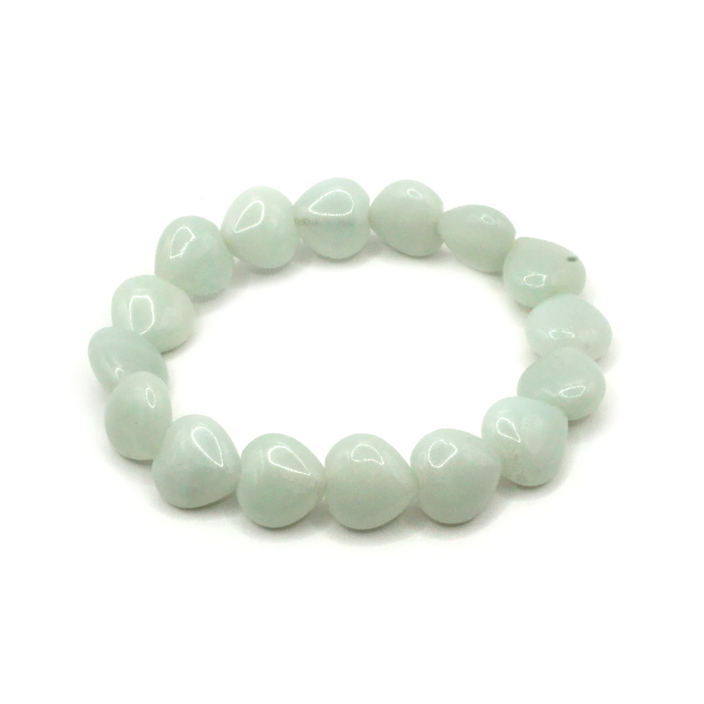 ■商品名：アマゾナイト ハート型ブレスレット ■石サイズ：約12mm（ハート型） ■内周：約18cm（男女兼用） ■素材：天然石（アマゾナイト） ■仕様：オペロンゴム使用／伸縮タイプ ■特徴：愛らしいハートカットと、爽やかで優しいブルーグリーンが魅力。癒し・平穏を象徴する天然石 ■用途：ギフト・お守り・恋愛運・リラックス・日常使いにおすすめ 「希望の石」として知られるアマゾナイト。 本商品は、愛らしいハート型カットに仕上げたブレスレットで、やさしいブルーグリーンが手元に柔らかな印象を与えてくれます。 丸玉とは一味違う、女性らしさと遊び心を感じさせるデザインは、恋愛運アップのお守りとしても人気。 1つ1つ形や色合いが異なるのも天然石ならではの魅力です。 自分への癒しアイテムとしてはもちろん、大切な人へのギフトにもおすすめ。 可愛らしさと上品さを兼ね備えた、ハートストーンの癒しをぜひ手元に。 ※写真は入荷商品の一部を撮影したものです。お客様のお手元に届く石と若干色味や風合いが異なることがございます。 ※天然石のため、石表面にわずかな傷の見られる石もございます。何卒ご了承下さい。 ※お客様のご使用のモニターやブラウザなどの環境により、色味が異なる場合がございます。 強く引っ張ったり、無理やり着用するなどの行為は破損の原因となりますのでお止めください。また、ゴムが切れた際にはパーツがゴムから外れますので、小さなお子様などによるお取り扱いには充分ご注意ください。