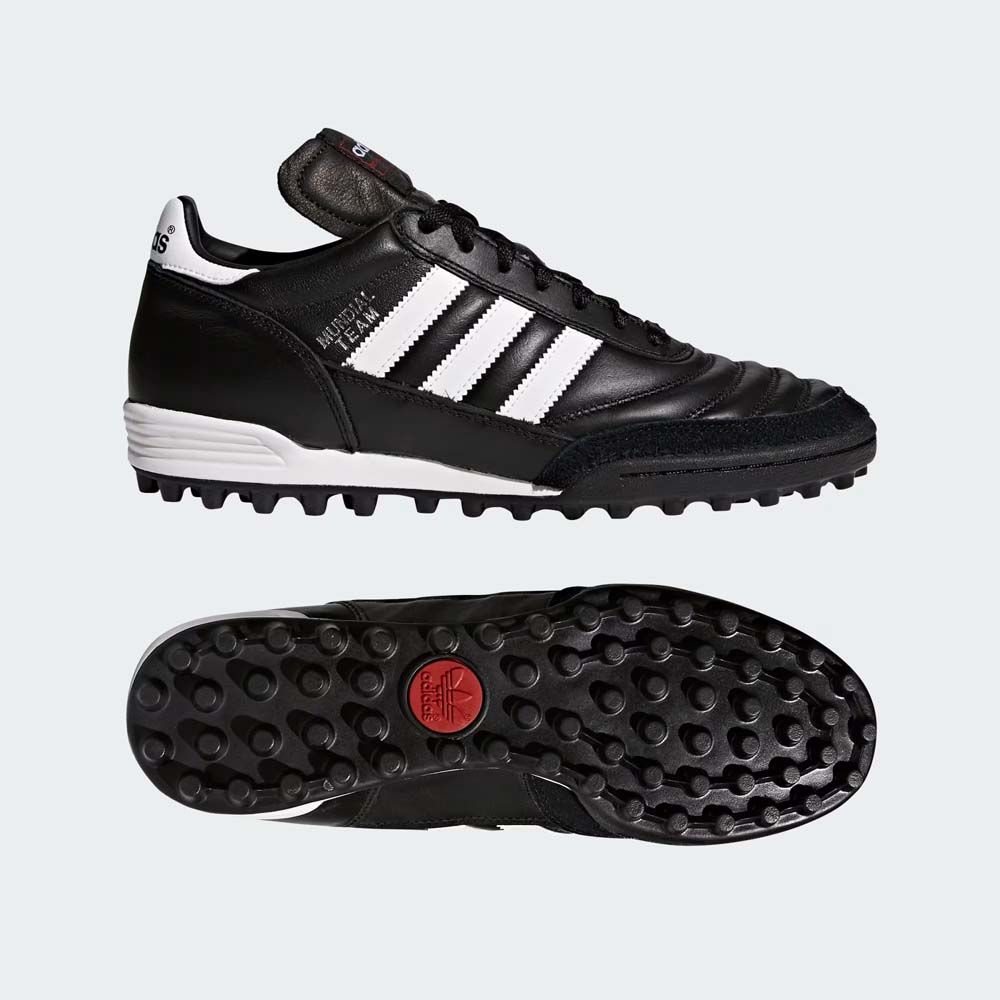 商品詳細 メーカー名 adidas サイズ 重さ：g サイズ：25cm 25.5cm 26.5cm 27cm 素材 甲材：天然皮革＋合成皮革 底材：ゴム底 商品説明 優れたフィット感とボールタッチをもたらすレザーシューズ。過去20年に渡り、様々なレベルのサッカー選手たちに支持されてきた、スプリットスエードのレザーアッパーを備えた一足。人工芝でのプレイに適応させるべく、EVAミッドソール、そしてTRAXION™アウトソールを備えた作り。 スプリットスエードレザーアッパー シンセティックライニング 軽さと快適な履き心地を実現するダイカットEVAインソール 軽量でクッショニングを発揮する成型EVAミッドソール 抜群のグリップ力を発揮するTRAXION™アウトソール 商品カラー： Black / Cloud White / Red トレシュー サッカートレシュー ブラックTF ブラックサッカーシューズ 人工芝トレシュー 人工芝対応 天然芝対応 ハードグラウンド 大人用トレシュー サッカー用品 クラシックモデル 試合用トレシュー 練習用トレシュー サッカー部 クラブチーム サッカー練習 サッカー試合 公式戦 練習試合 クラブチーム 高校サッカー 大学サッカー 社会人サッカー 土グラウンド 人工芝グラウンド 天然芝グラウンド 屋外練習 チーム練習 ドリブル練習 シュート練習 パス練習 ポジション練習 フォワード ミッドフィールダー ディフェンダー サッカー大会 遠征用 練習用