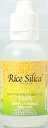 商品名植物性シリカ濃縮液内容量50mlご使用方法200CCの飲用水に対し10滴から30滴ご使用ください。保存方法直射日光高温多湿を避けてください成分珪素（シリカ）亜鉛、硫黄、リン、鉄、*塩素、マンガン、カルシウム、マグネシウム、ナトリウム（*塩素は血液中で、ほかのミネラルとともに酸・アルカリバランスの調整する、重要な役割を担っています。）（添加物ではございません。）販売元クレディ商品説明籾殻を原料とする非結晶のシリカは、鉱物由来のシリカに比べて安全で、世界保健機関(WHO)でも認められています。一方、鉱物由来のシリカは発がん性を作用させるとされており、人体への安全性は現在も認められていません。また、非結晶性のシリカは鉱物由来のシリカに比べて粒子は60分の1以下、多孔質で表面積は100倍以上という特徴から吸収・吸着にとても優れています。使い方いろいろ○飲用（薄めてコーヒーなどと一緒に）○髪にスプレー○炎症部分にスプレー○野菜の残留農薬除去いずれも薄めてご使用ください。沈殿物がある場合がございます。植物生まれのためタンパク質が沈殿します。もちろん無害です。振ってからご使用ください。珪素は必須ミネラルです。 ドイツでは50年以上も前からは家庭のサプリメントとして飲用されてきました。 私たちの体内では20代をピークに、珪素を蓄える能力が徐々に低下、現代病に対する抵抗力の低下など色々な症状をきたします。 珪素を積極的に摂取することが、日々の健康を助けます。