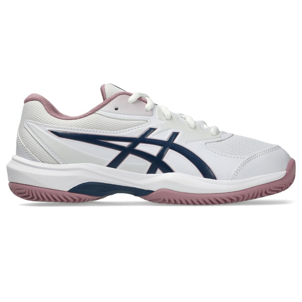 WHITE-INDEPENDENCEBLUE(104) メーカー希望小売価格はメーカーカタログに基づいて掲載しています。 耐久性と快適性を兼ね備えた、コストパフォーマンスキッズ専用モデルGEL-GAME GS CLAY/OC　子供の足のフィッティングと足の成長を考慮したキッズ専用ラストを採用。アッパーは、人工皮革とメッシュを組み合わせ、耐久性と通気性を両立。ミッドソールに搭載されたTRUSSTICは、コート上でより良い安定性と前方向へのより速い加速をサポートすると同時に、前足部に搭載したGELテクノロジーがクッション性を向上させています。オムニコートやクレー、土のコートでのプレーにおすすめのシューズです。 商品説明 素材、仕様規格：アッパー素材：人工皮革（合成皮革）・合成繊維、アウター素材：ゴム底原産国：Cambodia アシックス asics テニス シューズ テニスシューズ GEL-GAME GS CLAY/OC ゲルゲーム GS オムニ・クレー用 2026新製品