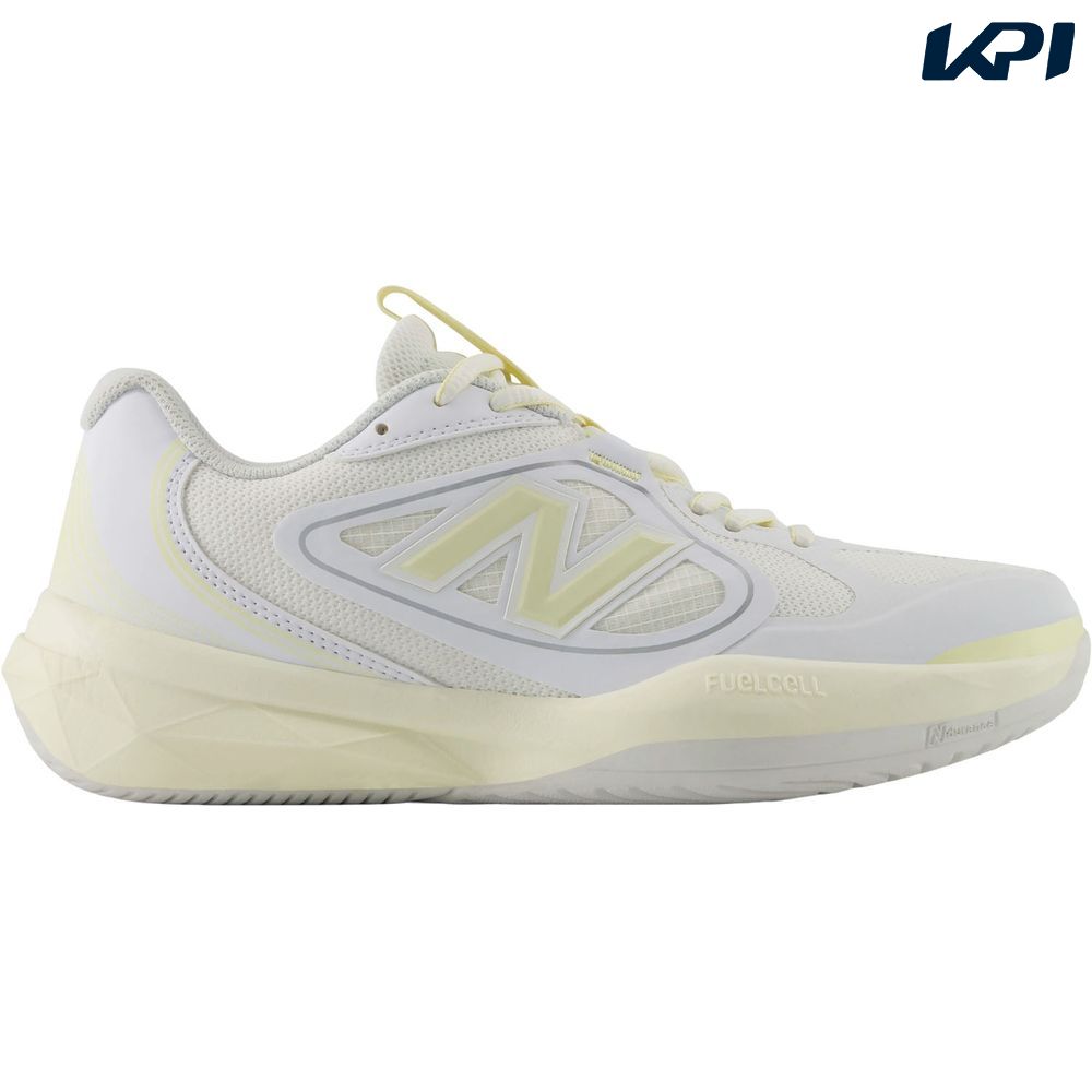 WHITE-YELLOW(-) メーカー希望小売価格はメーカーカタログに基づいて掲載しています。 女性用のオールコートモデル「FuelCell 796 v5」に、シーズナルカラーが登場。大胆なパターンアップデートでフィット感を向上させたアッパーが、優れた軽量性・通気性・耐久性を生み出し、ミッドソールのFuelCellがプレーに最適なクッション性と反発性を提供。前後左右しっかりと巻き上げたアウトソールが耐久性を発揮し、幅広も選べるウィズサイジングで展開。 商品説明 素材・材質：アッパー/人工皮革、合成繊維、ミッドソール/合成底、アウトソール/ゴム底機能：FUELCELL(反発弾性)、Nデュランス(耐久性)、Nデュア(耐久性・サポート性)特徴：日本ソフトテニス連盟公認：FUELCELL/加速・推進力とスピードを意識し、驚異の反発弾性とエネルギーリターンを実現するミッドソール素材。軽量で弾むようなライド感を提供。：Nデュランス/耐摩耗性に優れたラバーコンパウンドを改良した素材。踵部などに装備することで、シューズの寿命を向上。：Nデュア/優れた耐久性を持つ材料を配置した構造。コートとの摩擦による摩耗を防ぐことで、シューズの寿命を向上。 ニューバランス NEW BALANCE テニス シューズ テニスシューズ FuelCell 796 v5 H D オールコート用 2026新製品