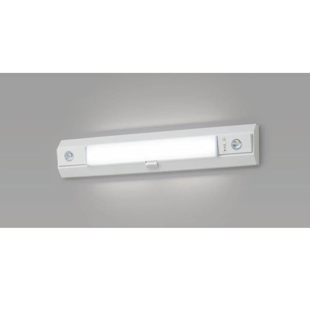 商品詳細 型番 NNCF50130J LE1 名称 天井直付型・壁直付型　LED（昼白色）　階段通路誘導灯・非常用照明器具・一体型階段灯　30分間タイプ　階段通路誘導灯ひとセンサ段調光　NTタイプ・自己点検スイッチ付・リモコン自己点検機能付　Hf蛍光灯16形1灯器具相当　Hf蛍光灯16形 寸法・質量 幅:902mm×長:160mm×出しろ:78mm質量:2.8kg 型式認定番号 3AE-1082 非常灯評定番号 LALE-015 22158 検索ワード 消防用品 煙感知器 警報ベル 警報機 火災報知器 火災警報器 煙 電池 住宅用火災警報器 住宅火災警報器 電池式 単独型 薄型 小型 高機能 警報音 音声警報 音声 煙式 表示灯 誘導灯 非常警報 蓄光パネル 鉛蓄電池 交換電池 無線 都市ガス 消防設備 リチウム電池 消火器 消化器 液体 粉末 強化液 設置台 格納箱 加圧式 スタンド 人気 売れ筋 口コミ セール ワンダフルデー 5と0のつく日 39ショップ お買い物マラソン スーパーセール非常照明 NNCF50130J LE1 納期目安は約7~10日前後 - 納期目安の為、配送状況やメーカー在庫状況により前後いたします - 正確な納期はメーカーへ発注後、返答あり次第のご連絡となります。 - 納期のご連絡には3~5営業日かかる場合もございます。 上記、予めご了承くださいますようお願いいたします。