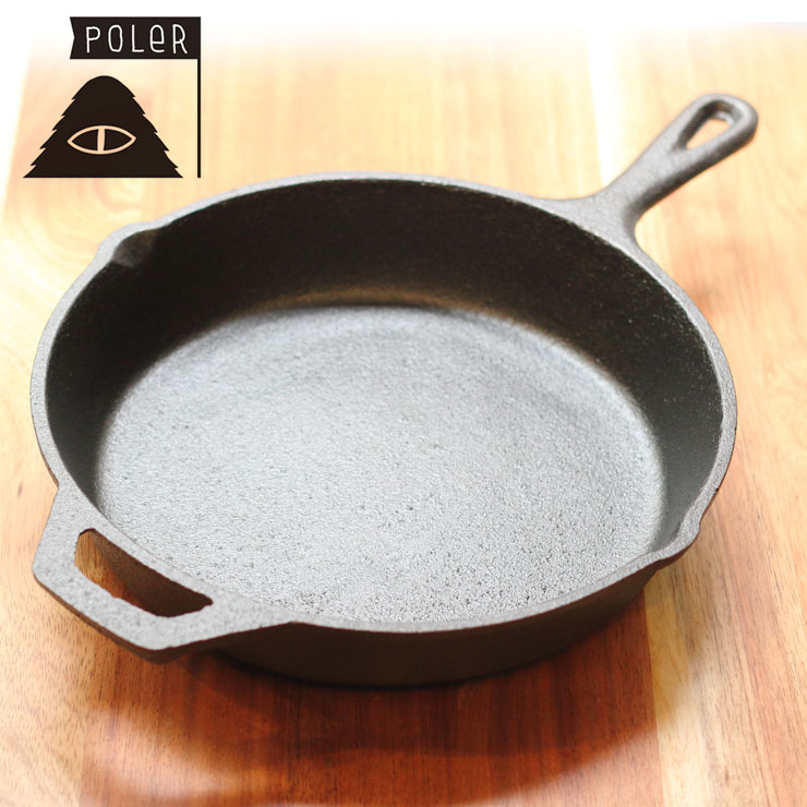 ネコポス不可 タイプ キャンプ フライパン スキレット ポーラー POLeR ロゴ アウトドア CAST IRON SKILLET　キャンプ キッチン用品 現在開催中のキャンペーン一覧POLER(ポーラー）から新作アイテムが入荷しました！ キャンプでの料理をおしゃれにおいしく演出するスキレット。裏側にはポップなデザイン。 ※　商品写真は実際の色に近づけるように作業していますが、ディスプレイにより、実物とイメージ・色が異なる場合もございますので予めご了承下さい。 spec サイズ 直径34cm、深さ5,5cm 素材 鋳鉄