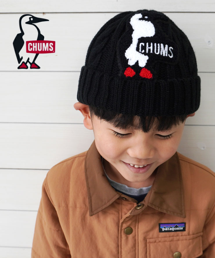 ネコポス不可 タイプ 【キーワード】キッズ ニットキャップ ニット帽 チャムス CHUMS Kid's Booby Knit Watch キッズブービーニットワッチ CH25-1065 帽子 子供用 アクリル ワッペン プレゼント ギフト 秋 冬 秋冬 新作 現在開催中のキャンペーン一覧CHUMS(チャムス）から新作アイテムが入荷しました！ 相良(さがら)刺繍のブービーバードロゴが存在感抜群のニット帽（キッズサイズ） 〈素材特性〉 やや肉厚でふっくらとしたアクリル素材を使用。ニット特有のちくちくがなく、ふわふわで柔らかな肌触りが特徴的。一年を通して着用でき、さっと気軽にかぶれるラフな使い心地が魅力。 〈商品仕様〉 ・ケーブル編みのニット帽 ・ゆったりと被れる深めのデザイン ・相良刺繍を施したブービーバードロゴワッペンをフロントに配置 ※　商品写真は実際の色に近づけるように作業していますが、ディスプレイにより、実物とイメージ・色が異なる場合もございますので予めご了承下さい。 SPEC＆ATTENTION サイズ Free size 頭周り：54〜56cm 素材 アクリル100％ 生産国 中国製 注意 ※画面上の色はブラウザや設定により、実物とは異なる場合があります。 ※平らな面に置いて測定しておりますので、実際に着用されるとサイズが異なる場合がございますが、予めご了承くださいませ。