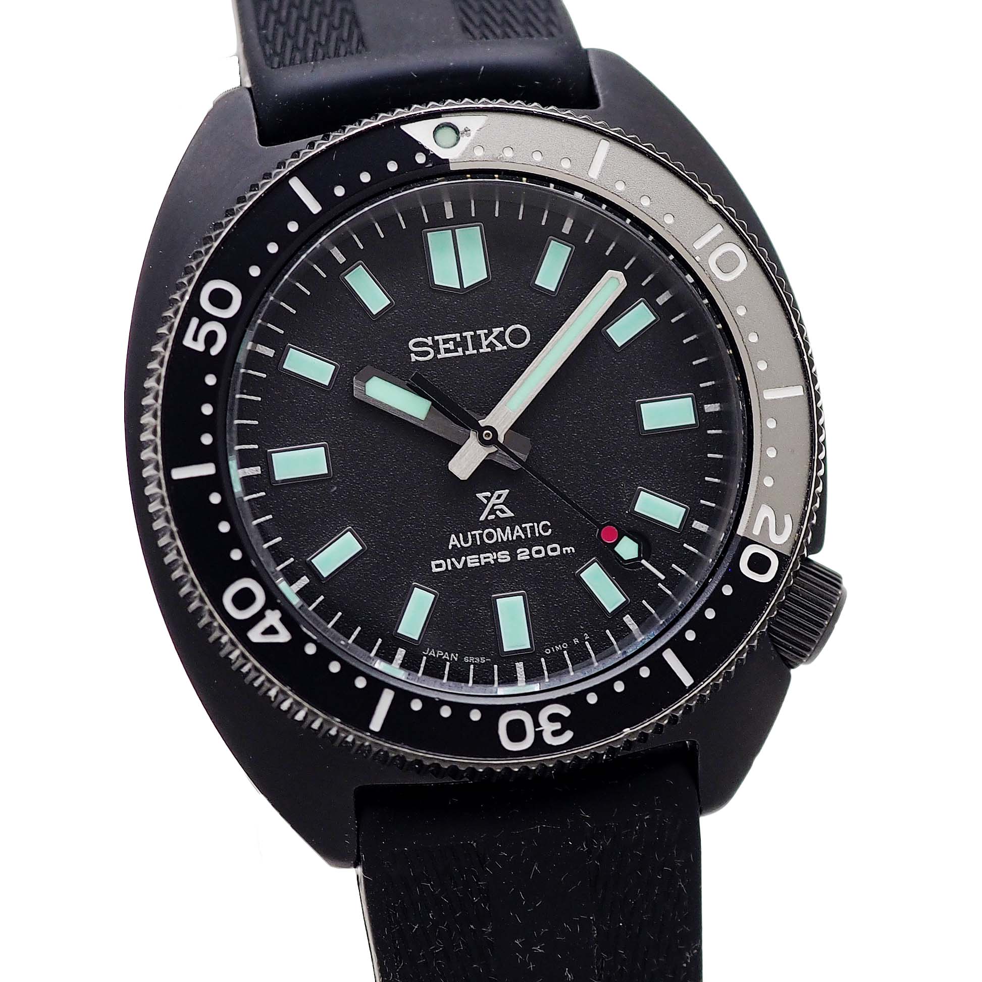 商品詳細商品名 【中古】【箱・保証書付】SEIKO (セイコー) プロスペックス ブラックシリーズ ナイトヴィジョン メカニカルダイバーズ 4500本限定 SBDC183 状態 中古AB 型番 SBDC183 素材 ステンレススティール ムーブメント 自動巻：Cal.6R35パワーリザーブ：約70時間 機能 ・カレンダー・回転ベゼル 修理歴 - サイズ 41mm 重さ 100g 文字盤 ブラック 防水 200m防水 付属品 内外箱、保証書（2023年3月）、保証延長カード、取説 商品説明 【スタッフコメント】セイコー「プロスペックス ブラックシリーズ ナイトヴィジョン」より、世界4,500本限定モデル Ref.SBDC183。暗視スコープ越しに見える世界観を表現した“The Black Series”の特別仕様です。 ブラックで統一された精悍なケースとダイヤルに、新開発のグリーンルミブライト プロを組み合わせることで、昼夜を問わず高い視認性を実現。1968年ダイバーズをルーツとする現代的なケースデザインと、約70時間パワーリザーブを誇る自動巻キャリバー6R35を搭載し、実用性にも優れています。 ブラックを基調としたスタイリッシュなデザインは、ダイバーズウォッチでありながら普段使いにも最適。限定モデルならではの特別感を楽しめる一本です。ケース・・ルミナスポイント付近に小傷があります。その他細かな傷はありますが、概ね良い状態です。ベルト・・使用感はありますがまだまだご使用できる綺麗な状態です。ガラス・・特筆点はなく非常に綺麗な状態です。腕回りサイズ・・最大20cm。その他ご不明点がございましたらお問合せ下さい。