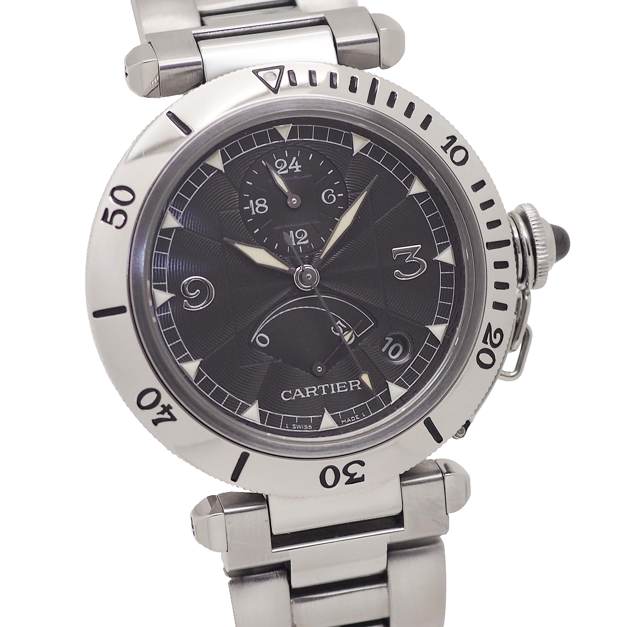 商品詳細商品名 【中古】【箱付】CARTIER(カルティエ) パシャ GMT パワーリザーブ N°950 W3105055 状態 中古AB 型番 W3105055 素材 ステンレススティール/プラチナ ムーブメント 自動巻パワーリザーブ：50時間 機能 ・カレンダー・パワーリザーブインジケーター・デュアルタイム 修理歴 - サイズ 38mm 重さ 127g 文字盤 グレー 防水 100m防水 付属品 箱、替えベルト（Used） 商品説明 【スタッフコメント】カルティエ「パシャ GMT パワーリザーブ N°950」Ref.W3105055。ステンレススティール製ケースにPt950製の回転ベゼルを組み合わせた、希少な「N°950」シリーズのGMTモデルです。ダークグレーのギョーシェダイヤルにはGMT表示、パワーリザーブ、デイトを配置。パシャらしい個性的なデザインに実用的な機能を備えています。プラチナベゼルならではの特別感と、通常モデルとは異なる精悍な雰囲気が魅力の一本です。ケース・・使用に伴う細かな傷がありますが、大きな傷はなく概ね綺麗な状態です。ベルト・・使用に伴う細かな傷がありますが、大きな傷はなく概ね綺麗な状態です。ガラス・・特筆点はありません。腕回りサイズ・・最大19cm。その他ご不明点がございましたらお問合せ下さい。