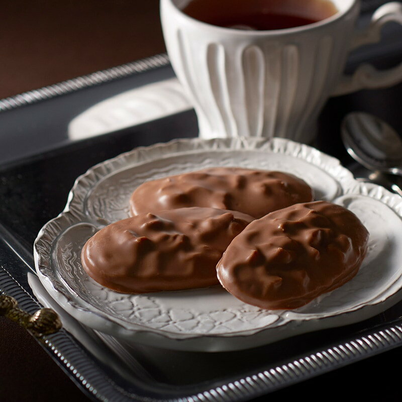 ヴィタメール　マカダミア・ショコラ（ミルク＆ダーク）18枚入　スイーツ お菓子 ギフト プレゼント 秋 冬 挨拶 残暑御見舞贈答品 パーティー 七五三　お歳暮　バレンタインデー　ホワイトデー