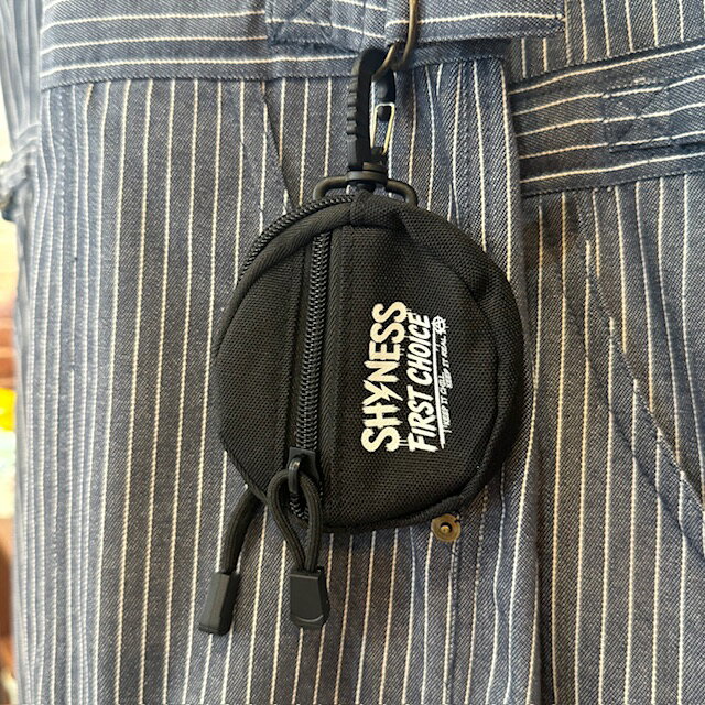 【ラウンド型 小物入れ】SHYNESS シャイネス ROUNDGADGETPURSE コインケース 小銭入れ ガジェット入れ ミニポーチ カラビナ ベルトループ ピック入れ アクセ入れ メンズ アメ雑 アウトドア レジャー ビーチ プール