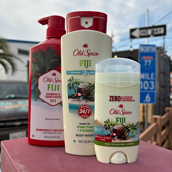 【フィジー】【オールドスパイス 3点セット】Old Spice 香水 持続 フレグランスバー ボディウォッシュ 2in1 シャンプー＆コンディショナー 爽やか ボディケア ヘアケア 香水 エチケット アメリカ USA P&G 公式 正規品 メンズ レディース スティック 長持ち ギフト 一気に同じ香りで揃えちゃおう♪ 【フィジー】・ヤシの木とココナッツの香り【オールドスパイス 3点セット内容】・フレグランスバー(3oz/85g)・ボディウォッシュ(16oz/473ml)・2in1シャンプー＆コンディショナー(21.9oz/650ml)【フレグランスバー】伸びがよくクリアな付け心地です。・使用方法フタを開けて脇に塗り込んでください。使用後はフタを閉めて保管してください。・使用上の注意事項赤み、はれ、かゆみ、刺激、色抜け（白斑など）や黒ずみ等の異常があらわれた場合は使用を中止してください。傷やはれもの、しっしん等、異常のある場合にはお使いにならないでください。使用方法に従ってください。乳幼児の手が届かない所に保管してください。【ボディウォッシュ】爽やかな泡立ちで毛穴の奥の汚れと匂いをドロップキック！・用途身体皮膚の洗浄・使用方法適量を塗布し身体皮膚を洗浄し、水または温湯で洗い流す。・成分水、ラウリル硫酸Na、コカミドプロピルペタイン、香料、塩化Na、クエン酸Na、キシエンスルホン酸Na、ベンジルアルコール、安息香酸Na、クエン酸、ヒドロキシプロピルメチルセルロース、EDTA-2Na、ココナッツ油、メチルクロロイソチアゾリノン、メチルイソチアゾリノン、黄4、青1・使用上の注意事項傷、湿疹などお肌に異常がある時、またはお肌に合わない時は使用しないで下さい。万一飲み込んだ場合は水を飲ませる等の処置をし目に入った場合は水でよく洗い流す等の処置をし、いずれの場合もすぐに処置した上医師にみせるなどして下さい【2in1シャンプー＆コンディショナー】オールドスパイスシャンプー＆コンディショナーを使って、あなたのヘアスタイルをハンサムに！・用途髪や頭皮の洗浄、トリートメント・使用方法髪を濡らした後、適量を髪全体につけよく泡立てて洗い、あと充分にすすいでください。・成分水、ラウリル硫酸Na、ジステアリン酸グリコール、香料、塩化Na、 コカミドプロピルベタイン、ジメチコノール、クエン酸Na、キシレンスルホン酸Na、ジメチルポリシロキサン、クエン酸、ドデシルベンゼンスルホン酸TEA、安息香酸Na、グアーヒドロキシプロピルトリモニウムクロリド、トリデセス-10、EDTA－4Na、ヤシ油、ベンジルアルコール、メチルクロロイソチアゾリノン、メチルイソチアゾリノン、メントール・使用上の注意事項●頭皮に傷、湿疹等異常のある時は使用しないで下さい。●刺激等の異常が出たら使用を中止し、皮フ科医へ相談して下さい。●キャップを開ける時や使用中は目に入らないよう注意し、入った時は、すぐに充分洗い流して下さい。●子供や認知症の方などの誤飲等を防ぐため、置き場所に注意して下さい。●転倒、落下等による液漏れに注意して下さい。広告文責：プラウドワークス株式会社　電話：0429339239メーカー：オールド スパイス(OLD SPICE)区分：アメリカ製　化粧品※モニターの発色により実際と異なる場合がございます。※店舗と在庫共有での販売も行っていますので在庫数量が前後する場合や、商品によっては発送元が異なり同梱での発送が困難な商品もございます。※複数ご購入の場合発送方法や、サイズ変更が出る場合がございます。 ※沖縄・離島・山間部地域にお住まいの方は、ご注文前に一度お問い合わせ下さい。 5