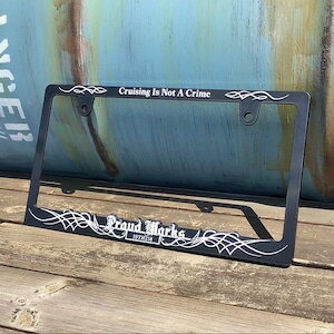 【ライセンスフレーム】 【プラウドワークス オリジナル】車検 適合仕様 アメ車 日本車 ナンバーカバー ロゴ ピンスト レタリング ブラック ホワイト カー用品 カーアクセサリー PROUD WORKS