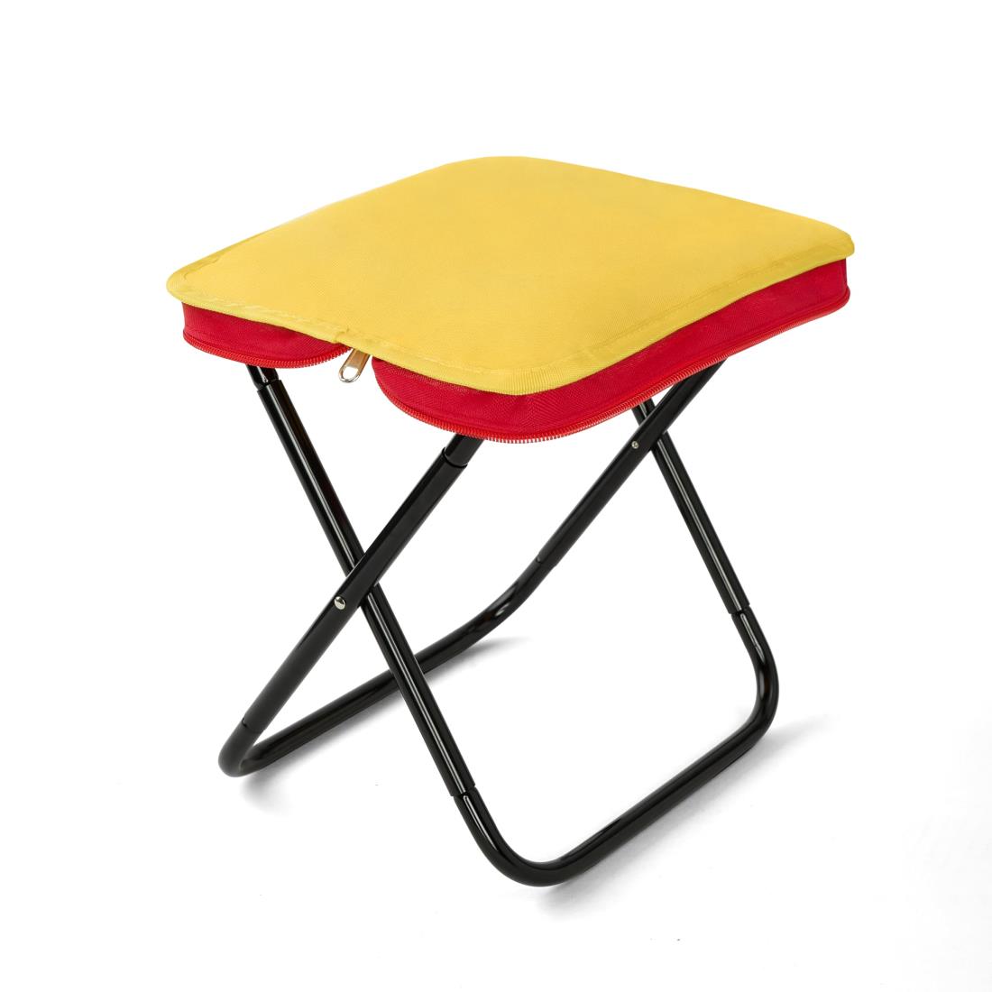 【収納ケースと一体型】座面は収納袋として設計され、片付けも瞬時で終わる収納ケースと一体型タイプの折りたたみチェアです。フレーム部分を引っ張って折りたたむだけで座面の裏面に収納でき、スペースがとれなく、収納袋紛失の心配もいりません。【便利な軽量タイプ】僅か310gの重さは水筒より軽いです。フレーム部分は6013アルミ素材でできており、軽いながら耐荷重は85kgに達しています。持ち手も付きますので、持ち運びに楽々、コンパクトで折りたたみ傘のように使えて便利です。【軽量かつ安定性も抜群】優れた強度と超軽量の骨組みで軽量かつ安定性も抜群です。座面は600Dの厚手で丈夫な生地を使い、張りのある安定した座り心地と耐久性を兼ね備えました。また採用のオックスフォード生地は通気性もよく、快適に過ごすことができます。【必要な時サッと組み立て】収納ケース（座面）からフレーム部分を引っ張り出して組み立てるだけ！サッと出せてサッと直せます。【外形寸法】使用時：幅29.5 × 奥行22 × 高さ26.5cm ／ 収納時：幅29.5 × 奥行10.5 × 厚さ3.5cm【様々な場所で大活躍】コンパクトサイズなのでちょっとしたスペースに設置できますので。キャンプ、お花見、釣り、バーベキュー、運動会、などのアウトドアのはもちろん、登山、公園、レジャー、ピクニック、行列の待機用など幅広くお使いいただけます。レジャーやお子様の行事にもぴったりです。地震や水害などでの避難時の防災グッズとしての使用もおすすめします。