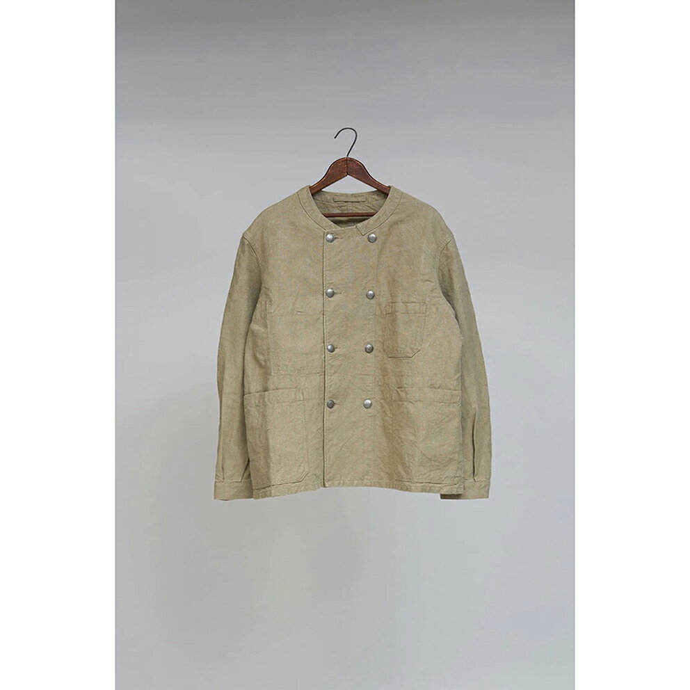 ◯ Nigel Cabourn - FRENCH WORK DOUBLE BREAST JACKET -HEMP CANVAS - KHAKI ナイジェルケーボン《フレンチワークダブルブレストジャケット -ヘンプキャンバス》カーキ 今シーズンの新作、ヘンプ100%のキャンバスです。ヘンプの糸は伸度がないため高密度の平織り組織に織り上げる事は極めて困難です。また伸度の問題のみならず撚糸の段階で糸には節が出やすく製織の際の糸切れの原因ともなります。タテに掛けた糸が切れてしまえば当然製織はその段階でストップしますので効率的な生産には全く向きません。ですからヘンプの高密度キャンバスは存在そのものが貴重です。デザインは1940年代のフレンチワークヴィンテージをベースにしました。 (サイズ) 48 (M) (肩幅 52.2cm 身幅 63cm 着丈 70.2cm 袖丈 63cm) 50 (L) (肩幅 54.4cm 身幅 66.5cm 着丈 74.3cm 袖丈 66cm) 52 (XL) (肩幅 56.5cm 身幅 68.5cm 着丈 74.5cm 袖丈 66.5cm) (素材) COTTON 100% (生産国) JAPAN 《Nigel Cabourn ナイジェル・ケーボン》 1949年イギリス生まれ。 17才でニューカッスル・アポン・タイン大学のファッション学科に入学。 ファッションキャリアのスタート地点に立つ。 カレッジの最後の年に自らの会社"CLRICKET CLOTHING LTD."を起ち上げる。 3年後にはパリで行われたメンズウェアショー"S.E.H.M"に出展。ハリス・ツイードを使ったコレクションを発表。 本格的に海外への展開を開始。 1996年ロンドンのコベント・ガーデンにNigel Cabourn一号店をオープン。 ナイジェル・ケーボンのコレクションは現在ふたつのラインで展開されている。 ひとつは日本で生産されている。"Main Line メイン・ライン"。もうひとつがイギリスのメーカーで可能な限りイギリス産の生地を使って生産する"Authentic Line オーセンティク・ライン"である。 どちらもナイジェル自身によるデザインとなっています。 ※モニタの発色により、実物と見え方が異なる場合があります。◯ Nigel Cabourn - FRENCH WORK DOUBLE BREAST JACKET -HEMP CANVAS - KHAKI ナイジェルケーボン《フレンチワークダブルブレストジャケット -ヘンプキャンバス》カーキ 今シーズンの新作、ヘンプ100%のキャンバスです。ヘンプの糸は伸度がないため高密度の平織り組織に織り上げる事は極めて困難です。また伸度の問題のみならず撚糸の段階で糸には節が出やすく製織の際の糸切れの原因ともなります。タテに掛けた糸が切れてしまえば当然製織はその段階でストップしますので効率的な生産には全く向きません。ですからヘンプの高密度キャンバスは存在そのものが貴重です。デザインは1940年代のフレンチワークヴィンテージをベースにしました。 (サイズ) 48 (M) (肩幅 52.2cm 身幅 63cm 着丈 70.2cm 袖丈 63cm) 50 (L) (肩幅 54.4cm 身幅 66.5cm 着丈 74.3cm 袖丈 66cm) 52 (XL) (肩幅 56.5cm 身幅 68.5cm 着丈 74.5cm 袖丈 66.5cm) (素材) COTTON 100% (生産国) JAPAN 《Nigel Cabourn ナイジェル・ケーボン》 1949年イギリス生まれ。 17才でニューカッスル・アポン・タイン大学のファッション学科に入学。 ファッションキャリアのスタート地点に立つ。 カレッジの最後の年に自らの会社"CLRICKET CLOTHING LTD."を起ち上げる。 3年後にはパリで行われたメンズウェアショー"S.E.H.M"に出展。ハリス・ツイードを使ったコレクションを発表。 本格的に海外への展開を開始。 1996年ロンドンのコベント・ガーデンにNigel Cabourn一号店をオープン。 ナイジェル・ケーボンのコレクションは現在ふたつのラインで展開されている。 ひとつは日本で生産されている。"Main Line メイン・ライン"。もうひとつがイギリスのメーカーで可能な限りイギリス産の生地を使って生産する"Authentic Line オーセンティク・ライン"である。 どちらもナイジェル自身によるデザインとなっています。 ※モニタの発色により、実物と見え方が異なる場合があります。