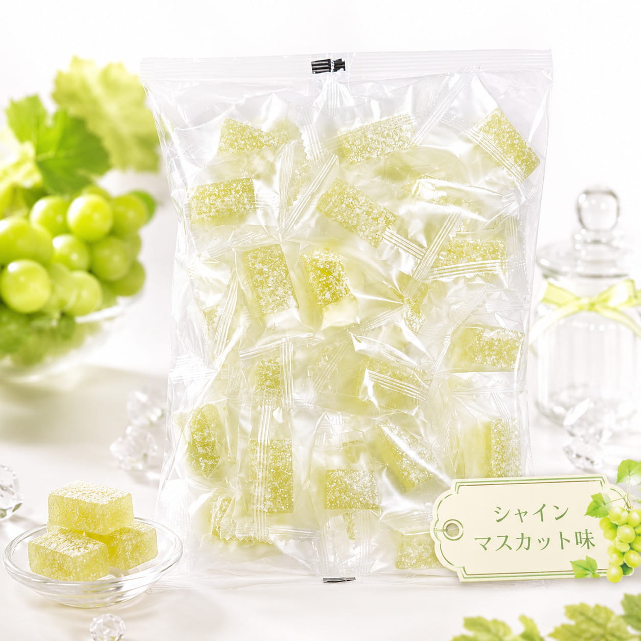 寒天ゼリー シャインマスカット味 500g シェアパック 大容量 個包装 小分け ひとくちゼリー おやつ ぷにぷに シャリシャリ マスカットブランド：金城製菓ひとくちサイズで楽しめる個包装タイプの、シャインマスカット味寒天ゼリー。ぷにっと弾む食感と、甘さの中にほどよい酸味が感じられる後味で、つい手が伸びるお菓子です。 500gの大容量なので、家族や仲間と分けやすく、デスクの引き出しやバッグに入れて持ち歩くのにも〇。個包装だから取り分けがスムーズで、手を汚しにくいのも嬉しいポイントです。 フルーティーな香りをいかしたシャインマスカット風味。気分転換したいときや、小腹が空いたときの一口おやつにどうぞ。 シャインマスカット味の寒天ゼリー。甘酸っぱい風味と、ぷにっとした弾力のある食感で、口に入れるとやさしくほどける後味 500gの大容量。ひとくちで食べやすいサイズ感なので、作業中や勉強の合間など「少しだけ甘いもの」に〇 個包装で取り分け簡単。手を汚しにくく、バッグや引き出しに入れて持ち歩きやすいので、外出先や職場の置き菓子向き フルーティーな香り立ちを活かし、ゼリーの甘さとのバランスを整えた食べやすい味わい 製造工場では、小麦、卵、乳成分、アーモンド、オレンジ、キウイフルーツ、もも、りんご、ゼラチンを含む製品を製造しております項目内容ブランド名金城製菓内容量 / 重量500g原産国日本商品タイプゼリー■ 商品の特徴 シャインマスカット味の寒天ゼリー。甘酸っぱい風味と、ぷにっとした弾力のある食感で、口に入れるとやさしくほどける後味 500gの大容量。ひとくちで食べやすいサイズ感なので、作業中や勉強の合間など「少しだけ甘いもの」に〇 個包装で取り分け簡単。手を汚しにくく、バッグや引き出しに入れて持ち歩きやすいので、外出先や職場の置き菓子向き フルーティーな香り立ちを活かし、ゼリーの甘さとのバランスを整えた食べやすい味わい 製造工場では、小麦、卵、乳成分、アーモンド、オレンジ、キウイフルーツ、もも、りんご、ゼラチンを含む製品を製造しております■ ご注意事項 予告なくパッケージや内容量が変更される場合がございます。 画像はイメージです。実際の商品と一部異なる場合がございます。 食品のため、お客様のご都合による返品・交換はお断りしております。 商品到着後はお早めにお召し上がりください。関連商品寒天ゼリー ラムネ味 500g シェアパック 大容量 個包装 小分け ...寒天ゼリー ナガノパープル味 500g シェアパック 大容量 個包装 ...1,680円1,680円母の日ギフト ペクチンゼリー 10種 500g ギフトボックス メッセ...金城製菓 ミックスゼリー 500g 大容量 シェアパック フルーツ寒天...1,600円1,480円ペクチンゼリー 詰め合わせ 10種 500g ギフトボックス 個包装 ...こんにゃくゼリー 詰め合わせ フルーツゼリー 4種のフルーツ 80個(...1,550円1,850円フルーツミックスシャーベット 雪国アグリ 凍らせて食べるシャーベット ...フルーツミックスシャーベット 雪国アグリ フローズンゼリーミックス 1...1,790円1,790円坂製菓 ハロウィンゼリー 500g 2袋セット スティック ゼリー プ...寒天ゼリー 3種 300g シェアパック（ラムネ・シャインマスカット・...1,480円1,430円寒天ゼリー シャインマスカット味 500g シェアパック 大容量 個包装 小分け ひとくちゼリー おやつ ぷにぷに シャリシャリ マスカット シャインマスカット味の寒天ゼリー。甘酸っぱい風味と、ぷにっとした弾力のある食感で、口に入れるとやさしくほどける後味500gの大容量。ひとくちで食べやすいサイズ感なので、作業中や勉強の合間など「少しだけ甘いもの」に〇個包装で取り分け簡単。手を汚しにくく、バッグや引き出しに入れて持ち歩きやすいので、外出先や職場の置き菓子向き ※パッケージ・内容量は予告なく変更になる場合があります。
