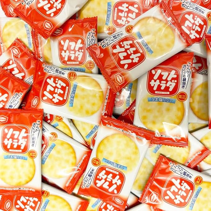 亀田製菓 ミニ ソフトサラダ 1枚×400袋 PSJBOX 業務用 個包装 せんべい 詰め合わせ スーパーやドラックストアでは手に入らない「業務用」亀田製菓のソフトサラダ 個包装で、1袋ずつ賞味期限なども記載されているので、お祭りやイベントでのご利用でも安心 おやつ用や配布用、配る用、ばらまき用、置き菓子などに便利な個包装の食べきりミニサイズです こんがりさくっと網焼き！うま塩仕立て。こだわりの網焼き製法でカリッと焼きあげたソフトな食感のおせんべいです 【原材料】うるち米（国産、米国産）、植物油脂、でん粉、米粉（うるち米（米国産））、食塩、砂糖、香辛料、たん白加水分解物、魚介エキス調味料／加工でん粉、調味料（アミノ酸等）、植物レシチン、（一部に大豆・鶏肉を含む） 【内容量】 2.6g 【賞味期限】出荷日より30日以上の商品をお届け致します
