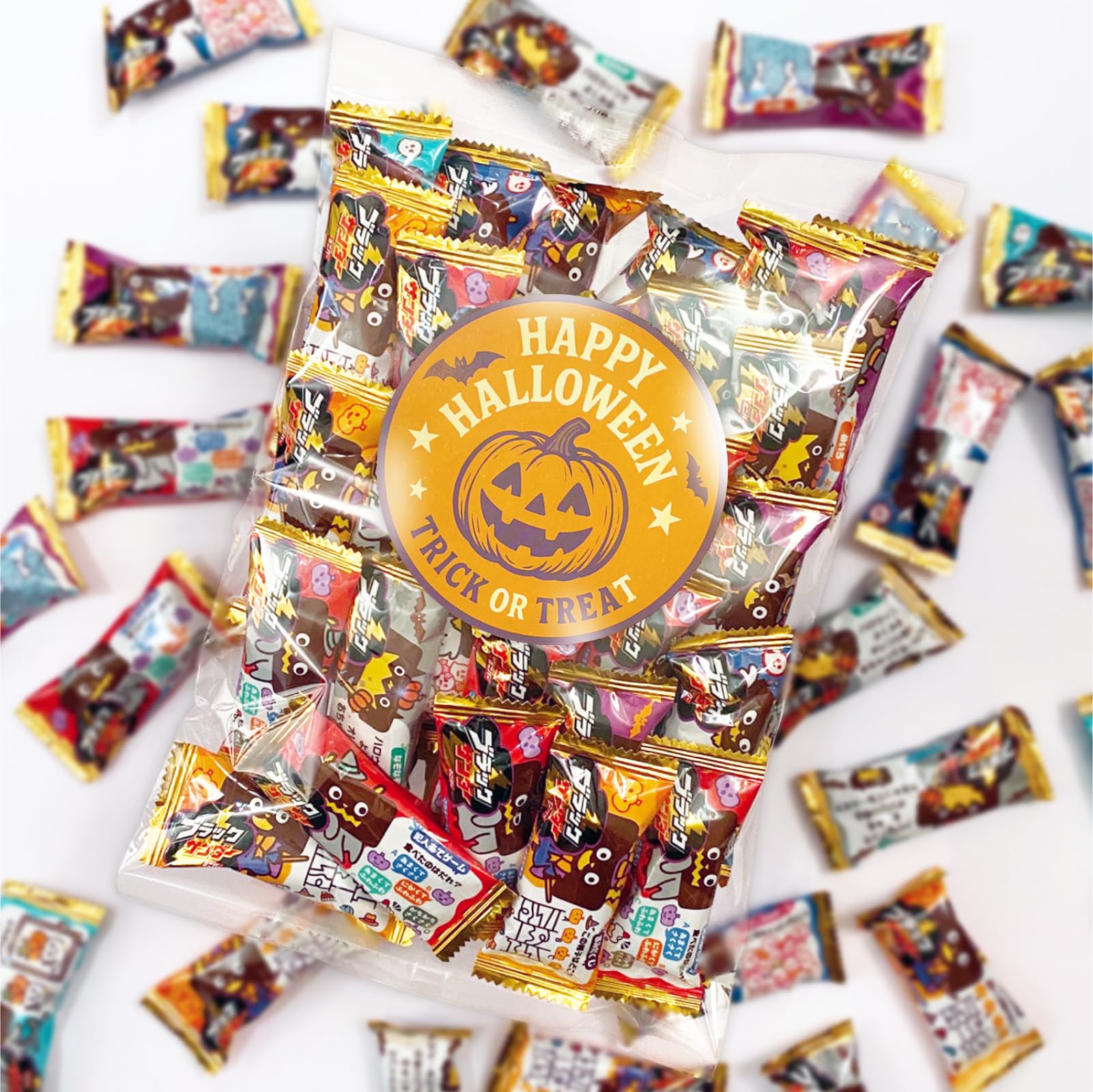 「ブラックサンダー」が、ハロウィン限定デザインの30本入りシェアパックになりました。特別仕様の外装と6種類の個包装デザインにはミニゲームも隠されており、開けるたびにちょっとした遊び心を味わえます。見た目の華やかさと楽しい仕掛けで、ハロウィンシーズンのイベントやパーティーをより盛り上げてくれる一品です。 ブラックサンダーならではのザクザクとしたココアクッキーと香ばしいビスケットを組み合わせた食感はそのままに、食べ切りやすいミニバーサイズ。手軽につまめるのでシェアや配布用としても便利で、オフィスや地域イベントなど人が集まるシーンにぴったりです。 さらにハロウィンステッカー付きで、袋を配布する際やプレゼントとして渡す際にも華やかな演出が可能。30本入りでちょうど良いボリューム感があり、家族や友人と分け合うのはもちろん、小規模イベントでの利用にもおすすめです。 お菓子の美味しさと遊び心あるデザインを同時に楽しみながら、季節感あふれるハロウィンを彩りましょう。 【賞味期限】 出荷日より30日以上の商品をお届けいたします。 【ご注意】 リニューアルにより掲載商品とお届けする商品のパッケージデザイン等が異なる場合がございます。あらかじめご了承ください。 [限定デザイン] ハロウィン仕様の個包装と外装で季節感を楽しめます [食べ切りサイズ] 定番のブラックサンダーミニバーを30本入りで用意 [遊べる要素] 個包装に仕掛けられたゲームで配布時にも盛り上がります [ザクザク食感] ココアクッキーとビスケットの食感をチョコと共に楽しめます [配布しやすい] ステッカー付でパーティーやイベントの景品にぴったり ※リニューアルにより掲載商品とお届けする商品のパッケージデザイン等が異なる場合がございます。あらかじめご了承ください関連商品【ほんの気持ちです】 カントリーマアム バニラ & ココア 30袋 シ...【感謝の気持ち】 カントリーマアム バニラ & ココア 30袋 シェア...1,080円1,080円【心ばかりのお礼です】 カントリーマアム バニラ & ココア 30袋 ...【お世話になりました】 カントリーマアム バニラ & ココア 30袋 ...1,080円1,080円【HWステッカー付】 名糖産業 アルファベット チョコレート 業務用 ...【HWステッカー付】 キットカット ミニ 2種 1kg 業務用 ビッグ...2,180円3,990円横井チョコレート チョコレートマシュマロ 600g 大容量 オリジナル...チロルチョコ バラエティ シェアパック 50個セット 大容量 チロル ...6,880円1,170円チロル チロルチョコ ハロウィンカップ 34個×4個...チロル チロルチョコ ハロウィンカップ 34個入 ×5個セット ハロウ...3,070円4,280円
