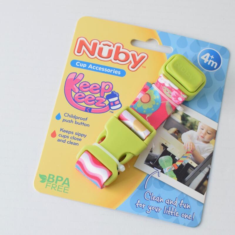 Nuby ヌービー 1970年 アメリカ発ベビーメーカー テクノロジーとデザインの最前線にあり、数々の受賞歴がある、世界で最も急成長しているベビーメーカーです。 Nubyは自然からインスピレーションを受け、赤ちゃんや両親の生活を簡単でシンプル、そしてより楽しくする、高品質で革新的な製品を提供することに力を注いでいます。 Nubyの製品は約155カ国以上で販売されており、世界中のたくさんの赤ちゃんや家族に愛されています。 【商品内容】 Nuby Keepeez ボトル・カップ落下防止アクセサリー 対象年齢 4ヶ月以上 NubyのKeepeezはお子さまのボトルやカップを、安全にまた衛生的に保つための最新のアクセサリーです。 耐久性のある安全なベルトはカップやボトルが、汚れた床に落下することを防ぎ、清潔な状態を保ちます。 【お手入れについて】 &#9673;中性洗剤で手洗いしてください。 &#9673;自然乾燥してください。※食洗機不可 &#9673;漂白剤を使用しないでください。 【使用上の注意点】 ◎ストラップ部分(ベルト)に巻き込まれたりしないように、常に大人がいる時にこの製品を使用してください。 ◎昼寝時や就寝時に使用しないでください。 ◎ベビーベッド等では絶対に使用しないでください。 ◎説明書は保管してください。 【商品に関して】 ▼輸入品につき、縫製や印刷のずれ、性質上多少のキズ（梱包のキズ、凹凸など）がある場合がございます。その場合、初期不良の対象外とさせていただきます。 ▼色(モニター、ディスプレイ環境等の違い)の誤差等がある場合がございます。 ▼実店舗でも販売している為、掲載中の商品でも売り切れている場合がございます。予めご了承ください。 ▼スマートレターでの配送の場合、ポスト投函となりますので、ポストの管理・確認はお客様ご自身で行ってください。 上記の件をご理解して頂ける方のみご注文をお願い致します。Pua Hawaii ☆ 私たちが海外で出会った選りすぐりな商品を取り揃えております ☆☆ 輝く私にご褒美 ☆