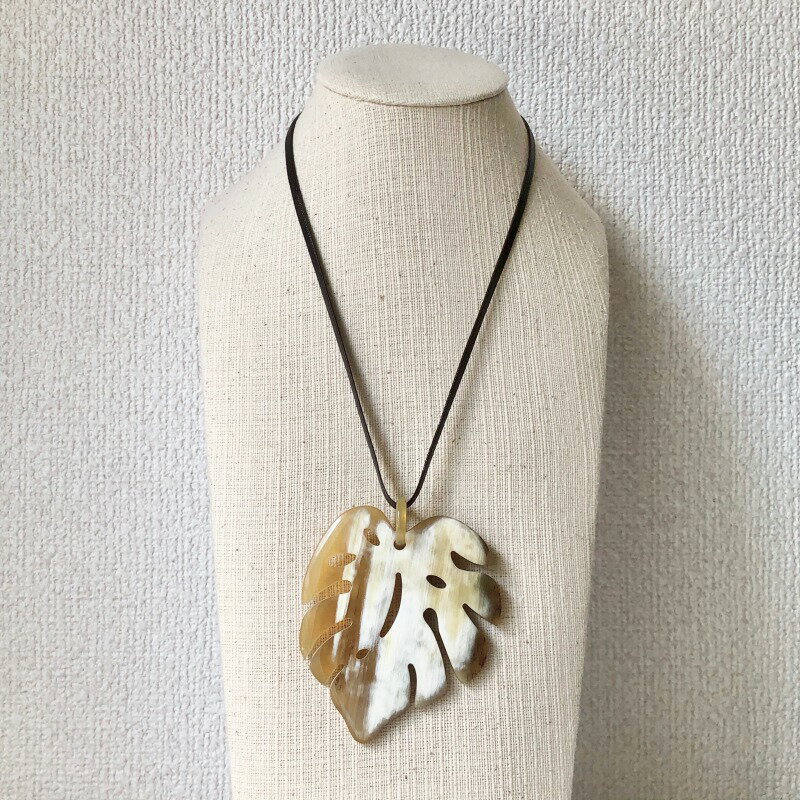 【送料無料】水牛 ネックレス モンステラ バッファローホーン 角 天然 ハンドメイド プレゼント 大きめ ナチュラル 軽量 ボタニカル ハワイアン 31