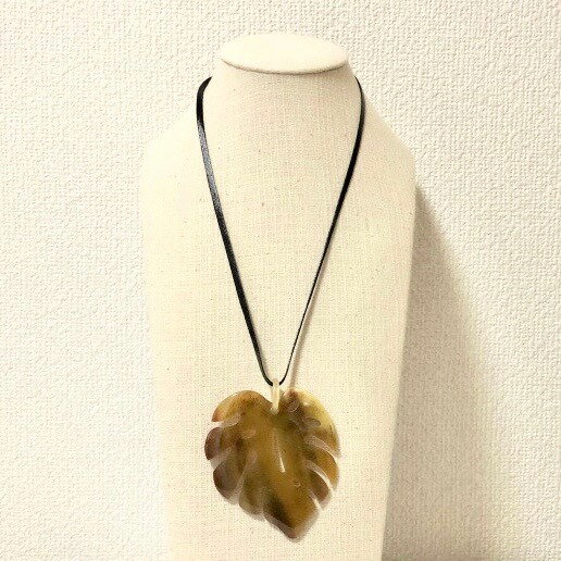 【送料無料】水牛 ネックレス モンステラ バッファローホーン 角 天然 ハンドメイド プレゼント 大きめ ナチュラル 軽量 ボタニカル ハワイアン 20