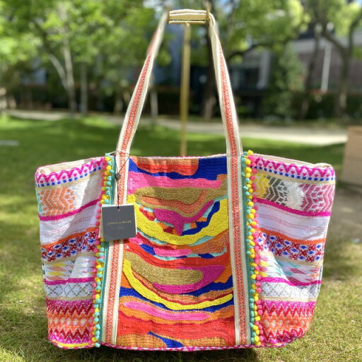 【ハワイ入荷】【AMERICA&BEYOND】メタリックトート バッグ 大きめ レディース ファッション 刺繍 ビーズ キラキラ マルチカラー カラフル 赤系 派手 内ポケ付き サイズ調節可 海外輸入 ハワイ お出かけ 旅行 ギフト ko 【ハワイ入荷】【AMERICA&BEYOND】メタリックトート バッグ 大きめ レディース ファッション 刺繍 ビーズ キラキラ マルチカラー カラフル 赤系 派手 内ポケ付き サイズ調節可 海外輸入 ハワイ お出かけ 旅行 ギフト ko