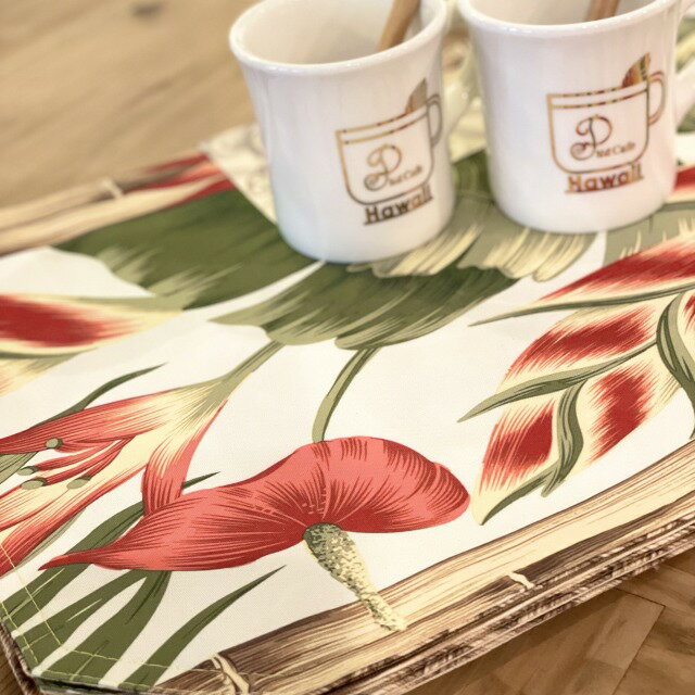 【Kauhale Living】【ランチョンマット】 4枚セット ハワイ ファブリック テーブルマット ハワイアン柄 アンセリュウム お花柄 リーフ柄 グリーン レッド イエロー ラウハラ柄 リバーシブル 100％ポリエステル 防汚コーティング 海外 海外輸入 プレゼント mu