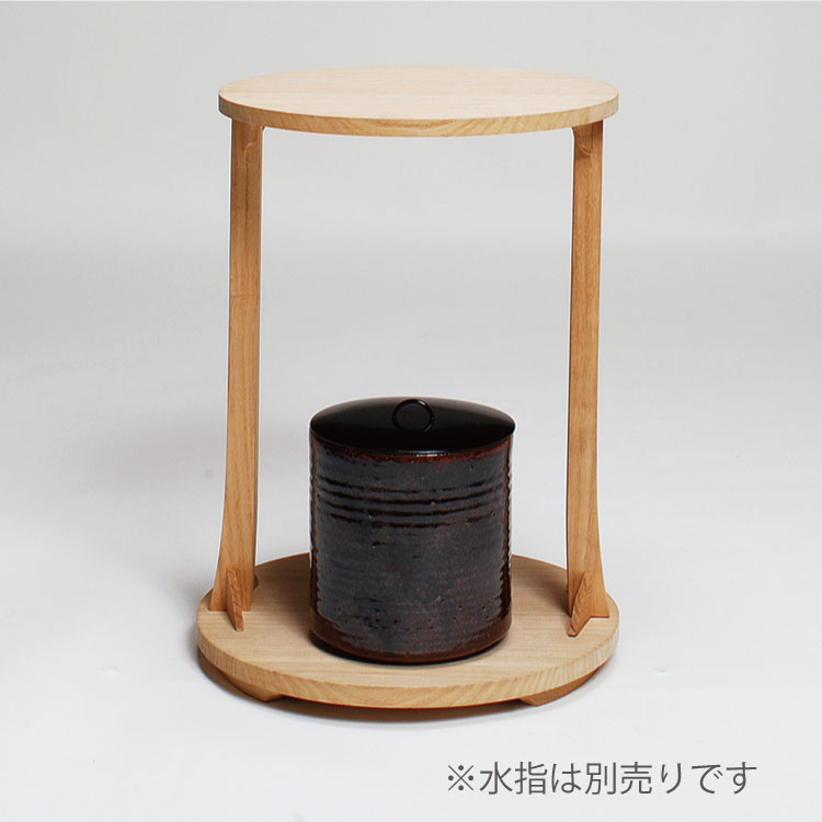 茶席の道具畳に据えて、点前に際し茶道具を飾り置く棚。 丸卓（まるじょく）は木地が桐で、二本の柱が天板と地板の内側についており、地板の裏側に低い三つの足がついています。 サイズ：（天板）約33.5cm×約37cm　（地板）約29cm×約32cm