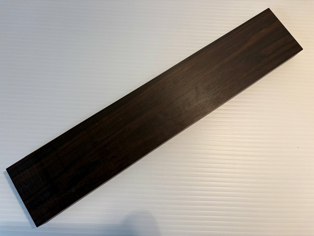 高級銘木として知られる黒檀の端材を、乾燥処理済みでご提供いたします。黒檀はその美しい黒褐色の木目と高い硬度、耐久性で知られ、工芸品やアクセサリー、DIYプロジェクトに最適な素材です。 商品の特徴： ・高品質な黒檀：選び抜かれた黒檀の端材を使...