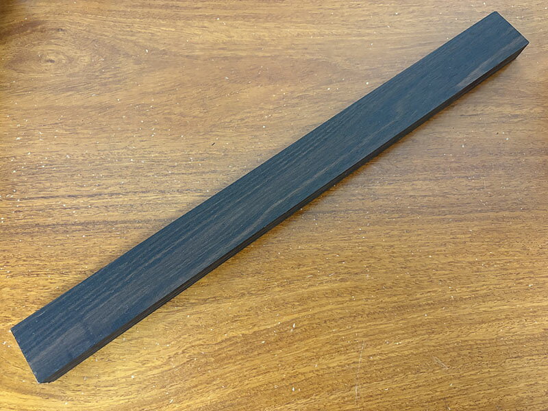 高級銘木として知られる黒檀の端材を、乾燥処理済みでご提供いたします。黒檀はその美しい黒褐色の木目と高い硬度、耐久性で知られ、工芸品やアクセサリー、DIYプロジェクトに最適な素材です。 商品の特徴： ・高品質な黒檀：選び抜かれた黒檀の端材を使用。 ・乾燥処理済み：長期間の使用でも変形や割れが起きにくい安定した素材。 ・多用途：高級家具や小物の製作、インテリアのアクセント小物制作、彫刻、家具の補修など、さまざまな用途に対応。 ・環境に優しい：端材を活用することで資源を無駄にしません。 サイズ・形状： 端材のため、正確な長方形ではない場合があります。サイズに多少の誤差があることをご了承ください。 黒檀の持つ美しさと実用性を、ぜひあなたの作品に取り入れてみてください。特別な素材で、一味違う仕上がりをお楽しみいただけます。