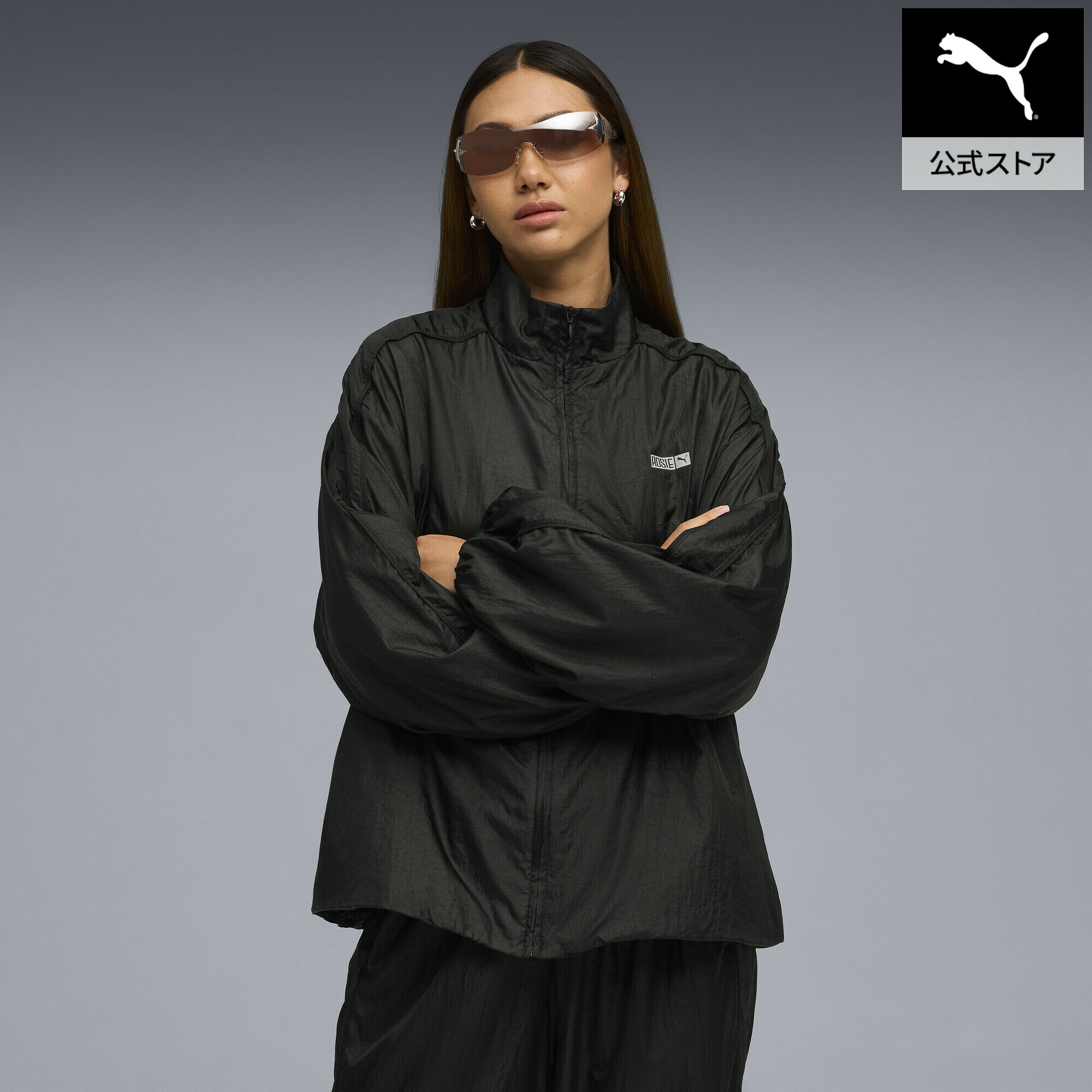 ■商品名ウィメンズ PUMA x ROSE T7 オーバーサイズ トラック ジャケット PUMA X ROS? T7 Track Jacket■サイズXS:胸囲:120cm ゆき:80cm 後ろ丈:66cm すそ周り:114cmS:胸囲:120cm ゆき:81cm 後ろ丈:65cm すそ周り:118cmM:胸囲:126cm ゆき:82cm 後ろ丈:66cm すそ周り:118cmL:胸囲:136cm ゆき:83cm 後ろ丈:69cm すそ周り:124cm■商品情報商品情報PUMAと韓国のポップスターROSEによる初のコラボレーションカプセルコレクションが登場。ROSEの独自のスタイルを基盤に、クラシックなストリートウェアと洗練されたカントリークラブの美学、そしてパーソナライズされた要素を融合させた、個性と洗練が共存するデザインが魅力です。このジャケットは、50%以上のリサイクル素材を使用して製造されており、環境への配慮とファッション性を両立。オーバーサイズフィットでゆったりとした着心地を提供し、リップストップ素材が軽量で耐久性に優れています。長袖仕様で季節を問わず活躍し、立ち上がった襟がモダンで洗練された印象を演出。フルジップクロージャーにより着脱もスムーズです。さらに、側面の隠しポケットが実用性を高め、調整可能なバンジーコード付きヘムでシルエットの変化も楽しめます。胸元にはPUMA x ROSEの共同ブランディングが施され、コラボレーションの特別感をさりげなく主張。咲き続けるバラのように、自分自身のスタイルを探求し、ありのままの自分を受け入れる。そんなメッセージが込められた一着です。PUMA x ROSEコレクションPUMA x ROSEカプセルコレクションが登場。ポップスターの類まれなスタイルセンスに根ざしたデザインで、クラシックなストリートウェアにカントリークラブのエッセンスと、パーソナルなフィーリングを融合した洗練されたコレクション。咲き誇るバラ(ROSE)のように、このコレクションは誰もが自分の殻を剥ぎ取り、自分らしいスタイルを探求し、真の自分を受け入れるきっかけを与えてくれます。特徴リサイクル素材を50%以上使用して製造されています。詳細オーバーサイズフィットメイン素材：リップストップ長袖立ち上がった襟フルジップクロージャー側面の隠しポケット調整可能なバンジーコード付きヘムPUMA x ROSE 共同ブランディング■素材本体:ナイロン100%、裏地:ポリエステル80%レーヨン(モダール)20%、ポケット裏地:ナイロン100%ウィメンズ PUMA x ROSE T7 オーバーサイズ トラック ジャケットOther Color