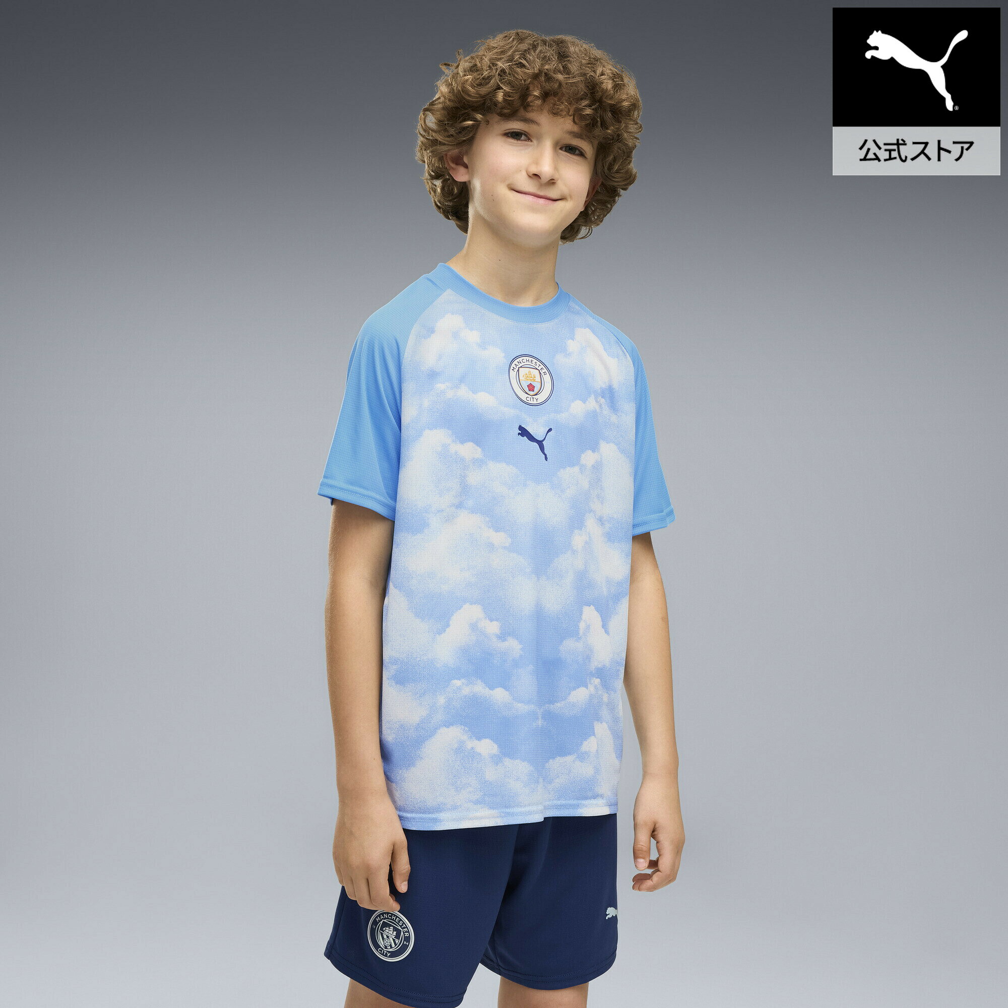 ■商品名キッズ 2026-27 マンチェスターシティ FC プレマッチ 半袖 シャツ 128-164cm MCFC Warm Up Jersey Jr■サイズ128:胸囲:75cm ゆき:32cm 後ろ丈:46cm すそ周り:75cm140:胸囲:80cm ゆき:34cm 後ろ丈:51cm すそ周り:80cm152:胸囲:85cm ゆき:35cm 後ろ丈:56cm すそ周り:88cm164:胸囲:93cm ゆき:39.5cm 後ろ丈:61.5cm すそ周り:92cm■商品情報 商品情報 試合前の高揚感を引き立てる、マンチェスター・シティの半袖シャツ。スムーズな動きをサポートする設計に加え、やわらかく肌触りの良いインターロック素材（なめらかな表面と適度な伸縮性を持つ編地）を採用し、ウォーミングアップからラストスプリントまで快適な着心地をキープします。さらに、dryCELLテクノロジーが汗を素早く吸収・発散し、常にドライなコンディションを維持。レギュラーフィットのシルエットとクルーネック仕様で動きやすさを確保しながら、胸元のPUMAとマンチェスター・シティのロゴがチームへの想いをさりげなく引き立てます。リサイクル素材を使用した環境配慮設計も魅力で、日々のトレーニングから応援シーンまで幅広く活躍します。ユースサイズは8歳から16歳のお子様にもおすすめで、次世代のファンにもぴったりの一着です。この商品はインポートサイズです。各サイズの詳細は「サイズガイド」をご確認ください。 特徴 モイスチャーマネジメント:肌から汗を素早く吸い取り、乾いた状態を保つハイテク素材「dryCELL」で、快適さをキープトリムや装飾品を除き、100%再生素材を使用 詳細 対象：サッカーフィット感：レギュラー丈：レギュラークルーネック主な素材：インターロック半袖PUMAとマンチェスター・シティのブランドロゴPUMA ユース：8歳から16歳までのお子様におすすめ■素材本体:ポリエステル100%キッズ 2026-27 マンチェスターシティ FC プレマッチ 半袖 シャツ 128-164cm