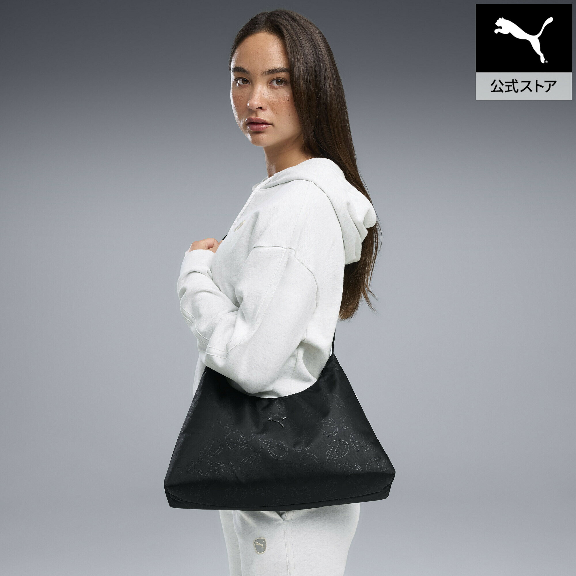 ■商品名ウィメンズ POP ミディアム プリズム バッグ 5L POP Medium Prism Bag■サイズOSFA:幅:37cm 高さ:24cm マチ:10cm 重さ:149.5g 持ち手:-■商品情報 商品情報 華やかな存在感を放つウィメンズ POP ミディアム プリズム バッグは、スポーティーな要素に大胆でフェミニンなムードを掛け合わせたアイテムです。 程よいサイズ感で使い勝手が良く、デイリーの必需品をすっきり整理して持ち運び可能。調節可能なショルダーストラップにより、肩掛けにもクロスボディにも対応でき、シーンに合わせた持ち方が楽しめます。内側にはファスナー付きポケットを備え、鍵やカード類などの小物も安心して収納。シンプルながらも存在感のあるデザインで、カジュアルからきれいめスタイルまで幅広いコーディネートにマッチする、毎日使いにぴったりのバッグです。 特徴 リサイクル素材使用：より良い未来への一歩として、50%以上のリサイクル素材を使用 詳細 幅: 37cm x 高さ: 24cm x マチ: 10cm容量：5Lジッパー開閉のメインコンパートメント内側ジッパーポケット調節可能なウェビングショルダーストラップPUMAロゴ■素材本体:ポリエステル100%（ポリウレタンコーティング）、裏地：（ポリウレタンコーティング）、メッシュ：ポリエステル100％、底部：ポリエステル100％、非繊維パーツ以外ウィメンズ POP ミディアム プリズム バッグ 5LOther Color