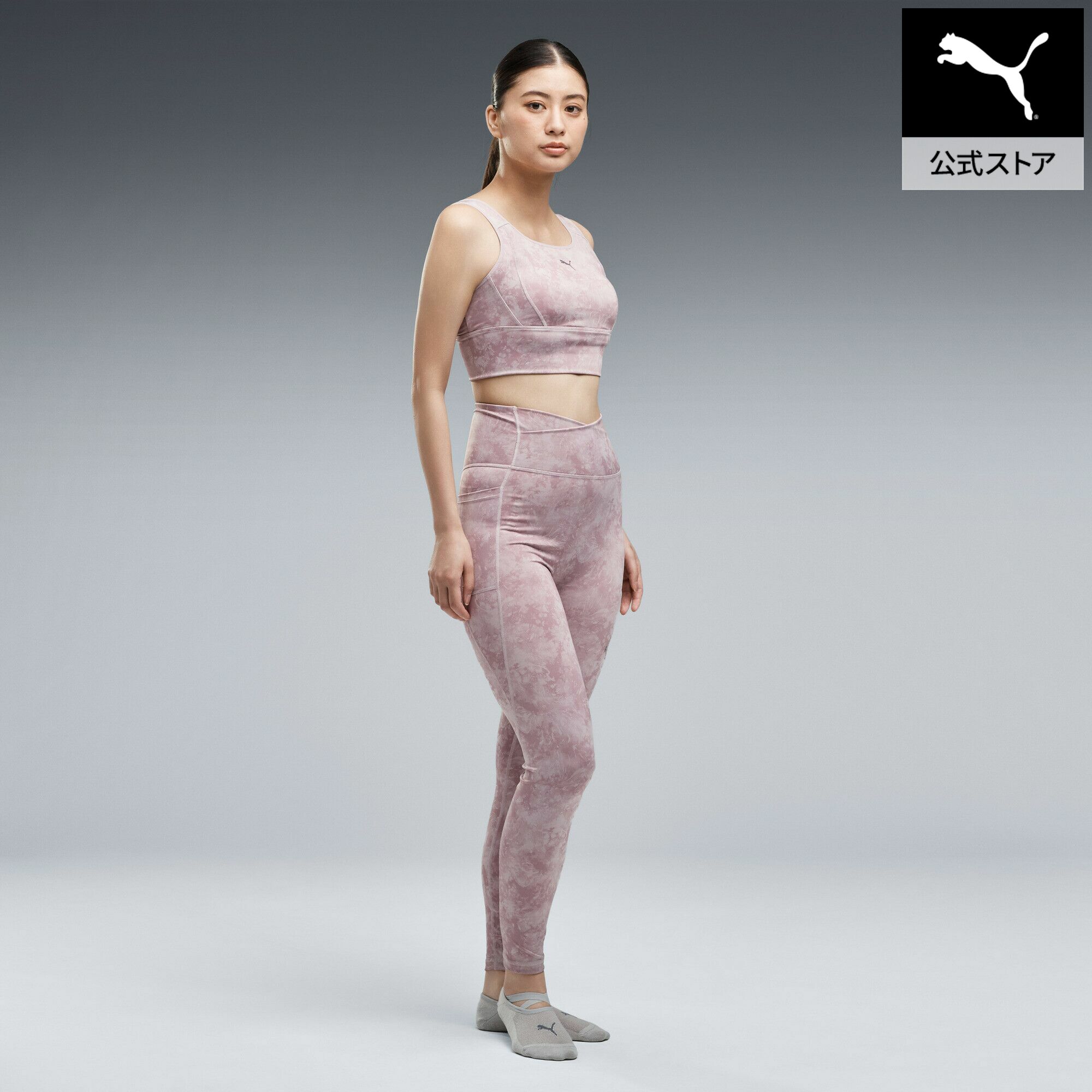 ■商品名ウィメンズ ヨガ スタジオ AOP タイツ STUDIO AOP TIGHT■サイズS:ウエスト:63.5cm ヒップ:69cm 股下:61.5cm 脇丈:87.5cm もも渡り:42cm すそ周り:20cmM:ウエスト:69cm ヒップ:75cm 股下:64cm 脇丈:91cm もも渡り:44cm すそ周り:20cmL:ウエスト:72cm ヒップ:77cm 股下:65cm 脇丈:92cm もも渡り:46cm すそ周り:21cmXL:ウエスト:74cm ヒップ:78cm 股下:66cm 脇丈:96cm もも渡り:47cm すそ周り:21cm■商品情報商品情報ヨガの動きにやさしくフィットする、ウィメンズ ヨガ スタジオ AOP タイツです。スタイリッシュな総柄デザインに、腿部分のプーマキャットロゴがアクセントになり、ヨガスタジオでも日常使いでも合わせやすい一本。サイドには少し大きめのポケットを備え、スマートフォンなどの小物収納に便利です。吸水速乾の高機能素材が汗を素早く逃がし、UPF＋50仕様で屋外でのヨガやトレーニング時の紫外線対策にも対応。さらに、50％以上のリサイクル素材を使用しており、環境への配慮も兼ね備えています。ヨガやピラティス、軽めのトレーニングまで、快適な動きとスタイルを求める方におすすめのアイテムです。特徴DRY CELL:吸水速乾の高機能素材により、運動中の衣服内はドライで快適。UV PROTECTION (UPF +50)：肌を紫外線から保護します。詳細タイツレギュラーフィットサイドポケットレギュラー丈プーマキャット■素材本体:ポリエステル89%ポリウレタン11%ウィメンズ ヨガ スタジオ AOP タイツOther Color