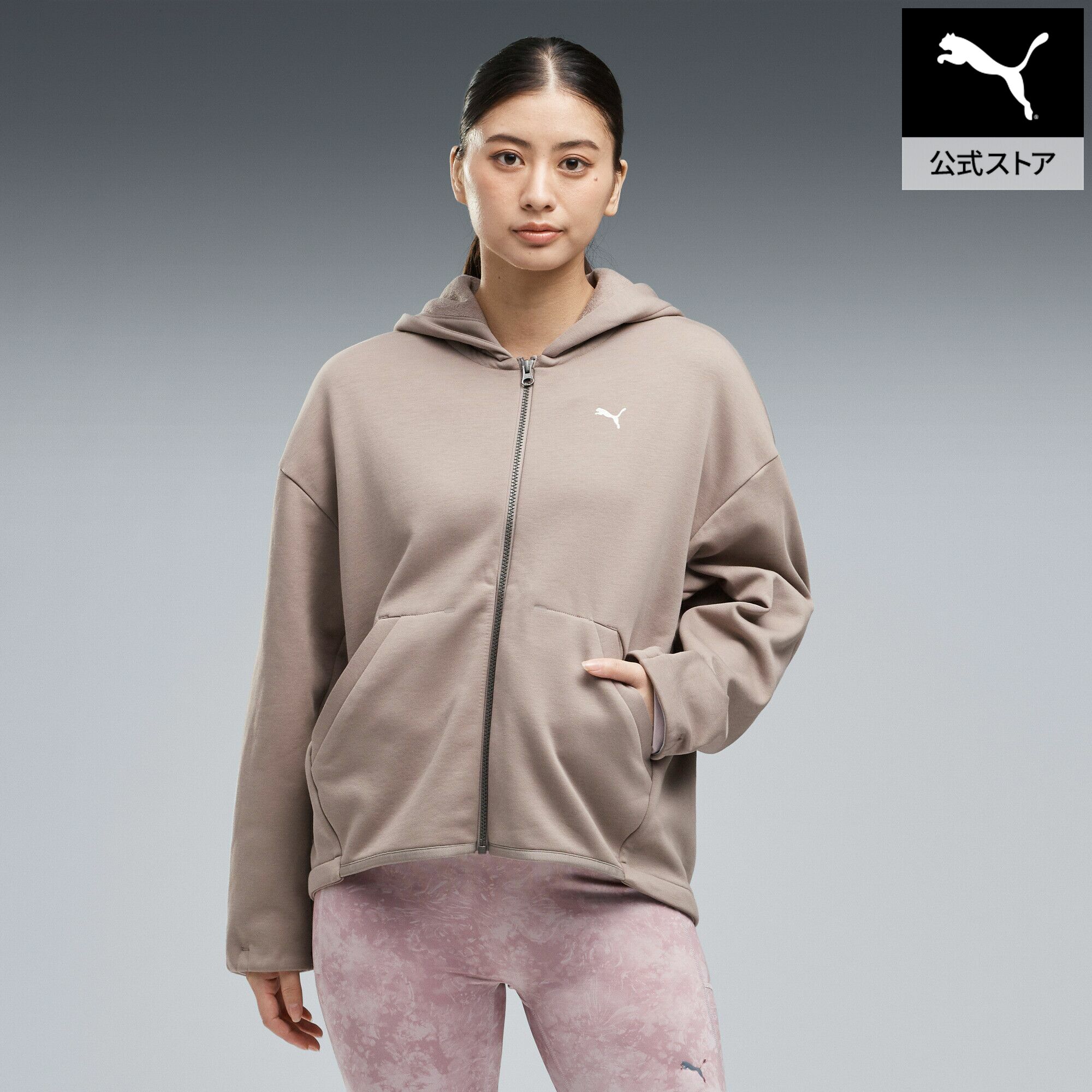 ■商品名ウィメンズ ヨガ スタジオ ロング ニット ジャケット STUDIO LONG KNIT JKT■サイズS:胸囲:120cm ゆき:80cm 後ろ丈:60cm すそ周り:96cmM:胸囲:124cm ゆき:82.5cm 後ろ丈:63cm すそ周り:104cmL:胸囲:130cm ゆき:84cm 後ろ丈:64cm すそ周り:109cmXL:胸囲:131cm ゆき:85cm 後ろ丈:64cm すそ周り:110cm■商品情報商品情報スタジオへの行き帰りや屋外での軽いエクササイズ中も紫外線から肌を守る、ヨガ スタジオ ロング ニット ジャケットが登場。DRY CELLによる優れた吸水速乾性で、ヨガ中もウェア内をドライで快適に保てるのが特徴です。UPF40のUVプロテクション機能が、スタジオへの行き帰りや屋外での軽いエクササイズ中も紫外線から肌を守る安心感のあるデザインです。前が短く後ろが長いヘムラインがスタイルアップを叶えつつ動きやすさも両立し、光沢感のある左胸のプーマキャットロゴとカンガルーポケットがスポーティなアクセントに。裏起毛のあたたかなレギュラーフィットシルエットと、フード付きフルジップ仕様で着脱しやすく、レッスン前後の冷え対策からデイリーのリラックススタイルまで幅広く活躍する頼れるアイテムです。特徴DRY CELL:吸水速乾の高機能素材により、運動中の衣服内はドライで快適。UV PROTECTION (UPF 40)：肌を紫外線から保護します。詳細左胸にプーマキャットロゴフード付きフルジップレギュラーフィット長袖裏起毛■素材本体:ポリエステル57%コットン43%ウィメンズ ヨガ スタジオ ロング ニット ジャケットOther Color