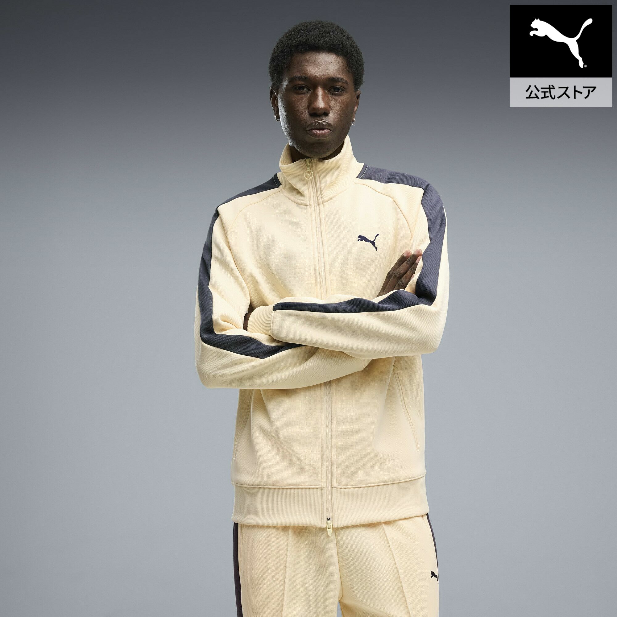 ■商品名メンズ T7 オールウェイズ オン トラック ジャケット DK T7 ALWAYS ON Track Jacket■サイズS:胸囲:102cm ゆき:82cm 後ろ丈:65cm すそ周り:86cmM:胸囲:107cm ゆき:84cm 後ろ丈:66.5cm すそ周り:90cmL:胸囲:112cm ゆき:86cm 後ろ丈:68cm すそ周り:94cmXL:胸囲:118cm ゆき:87.5cm 後ろ丈:70cm すそ周り:100cmXXL:胸囲:124cm ゆき:89cm 後ろ丈:72cm すそ周り:106cm■商品情報商品情報プーマのヘリテージを現代的にアップデートした、万能トラックジャケット。アイコニックなT7ストライプが袖に施され、クラシックなスポーツスタイルを象徴。さらにオーセンティックな刺繍ロゴが、PUMAらしい存在感を際立たせます。フルジップ仕様で着こなしの自由度も抜群。Tシャツやシャツの上から軽く羽織れば抜け感のあるレイヤードスタイルに、ジッパーを閉めればスポーティーで洗練されたルックが完成します。1枚でスタイルの幅を広げる、着回し力の高さが魅力です。シルエットは程よいフィット感のレギュラーフィット。軽量で柔らかなスペーサー素材を使用し、快適な着心地とすっきりとしたラインを両立。スタンドカラーと標準丈が、どんなスタイルにも合わせやすいバランスを実現しています。サイドにはジップポケットを備え、実用性も兼備。デイリー使いからスポーツシーンまで幅広く活躍する一着です。同コレクションのパンツ【631862】と合わせたセットアップスタイルもおすすめ。統一感のある洗練されたコーディネートが完成します。特徴リサイクル素材使用：より良い未来への一歩として、50％以上のリサイクル素材を使用しています詳細程よいフィット感で快適な着心地のレギュラーフィットスペーサー素材標準ジャケット丈スタンドカラーフルジッパー長袖サイドジップポケットプーマロゴ■素材本体:ポリエステル67%コットン33%、リブ:ポリエステル93%ポリウレタン7%、ポケット裏地:コットン100%メンズ T7 オールウェイズ オン トラック ジャケット DKOther Color