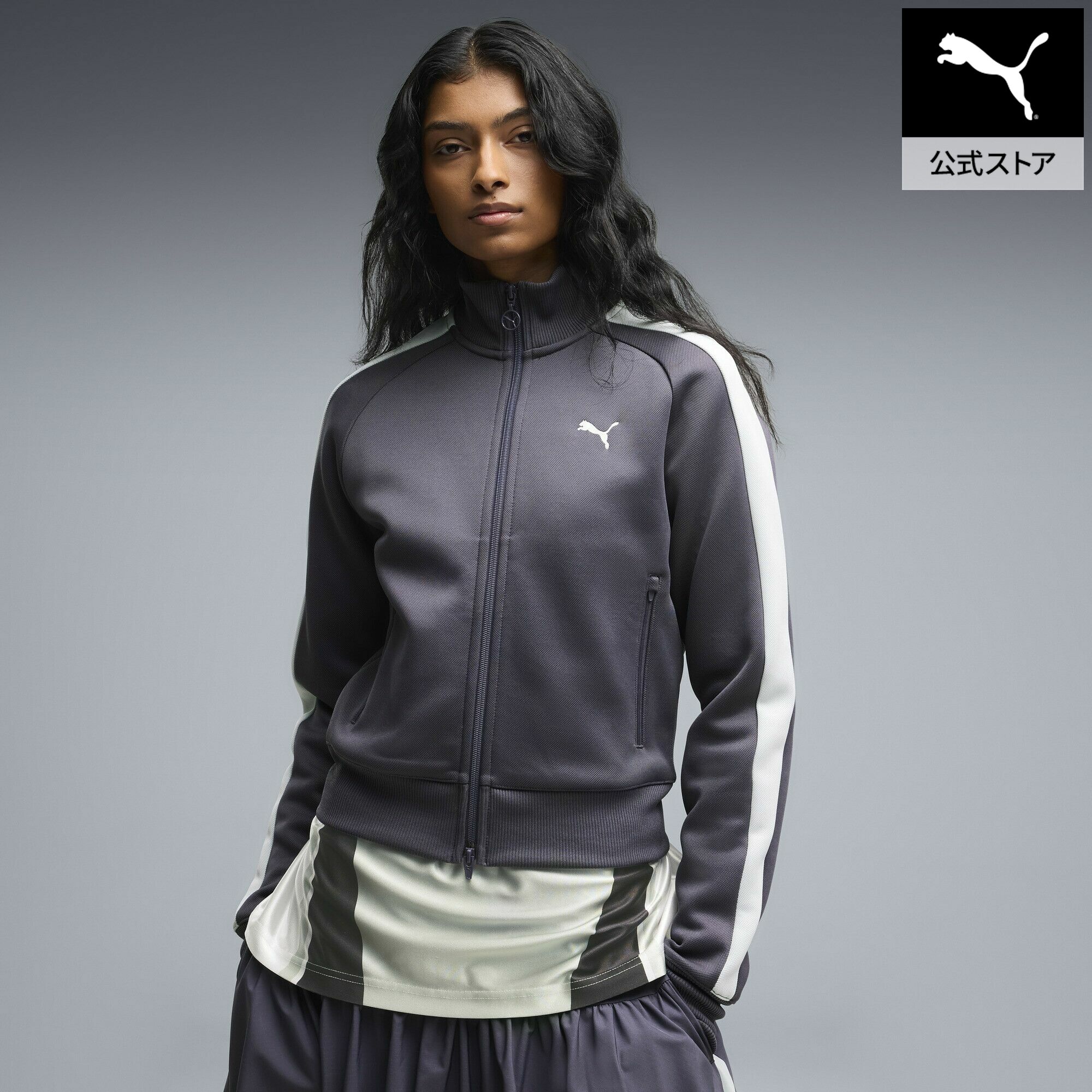 ■商品名ウィメンズ T7 オールウェイズ オン ショート トラック ジャケット T7 ALWAYS ON Track Jacket■サイズS:胸囲:90cm ゆき:74cm 後ろ丈:49cm すそ周り:66cmM:胸囲:92cm ゆき:76cm 後ろ丈:52cm すそ周り:70cmL:胸囲:96cm ゆき:77.5cm 後ろ丈:53.5cm すそ周り:74cmXL:胸囲:100cm ゆき:79cm 後ろ丈:55cm すそ周り:78cm■商品情報商品情報ストリートのエッセンスとトラックウェアの機能性を融合した、洗練されたトラックジャケット。袖に施されたT7パネルインサートが、プーマのヘリテージを感じさせるデザインアクセントとなり、ダブルファスナーで着こなしの幅も広がり、快適さも両立します。スタンドカラーとショート丈のバランスが、モダンでシャープな印象を演出。程よいフィット感のレギュラーフィットで、動きやすさとスマートなシルエットを両立。軽量で柔らかなスペーサー素材を使用しており、長時間の着用でも快適です。長袖仕様で季節を問わず活躍し、左胸にはプーマロゴがさりげなく存在感を放ちます。さらに、50%以上のリサイクル素材を使用しており、環境への配慮も忘れないサステナブルな選択肢。スタイルと責任ある未来への意識を両立した一着です。同コレクションのパンツ【品番: 631971】と合わせてセットアップコーデもおすすめです。 特徴 リサイクル素材使用：より良い未来への一歩として、50%以上のリサイクル素材を使用しています 詳細 程よいフィット感で快適な着心地のレギュラーフィットスペーサー素材ショートジャケットスタンドカラーダブルファスナー長袖プーマロゴ■素材本体:ポリエステル67%コットン33%、リブ:ポリエステル93%ポリウレタン7%、ポケット裏地:コットン100%ウィメンズ T7 オールウェイズ オン ショート トラック ジャケットOther Color