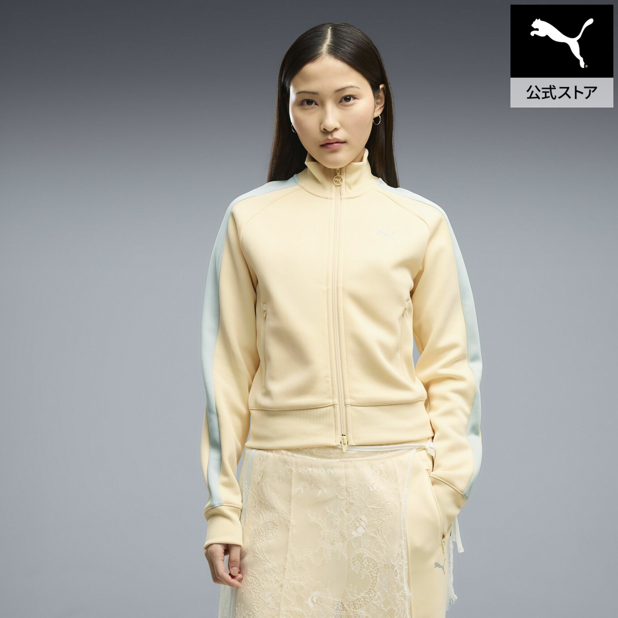 ■商品名ウィメンズ T7 オールウェイズ オン ショート トラック ジャケット T7 ALWAYS ON Track Jacket■サイズS:胸囲:90cm ゆき:74cm 後ろ丈:49cm すそ周り:66cmM:胸囲:92cm ゆき:76cm 後ろ丈:52cm すそ周り:70cmL:胸囲:96cm ゆき:77.5cm 後ろ丈:53.5cm すそ周り:74cmXL:胸囲:100cm ゆき:79cm 後ろ丈:55cm すそ周り:78cm■商品情報商品情報ストリートのエッセンスとトラックウェアの機能性を融合した、洗練されたトラックジャケット。袖に施されたT7パネルインサートが、プーマのヘリテージを感じさせるデザインアクセントとなり、ダブルファスナーで着こなしの幅も広がり、快適さも両立します。スタンドカラーとショート丈のバランスが、モダンでシャープな印象を演出。程よいフィット感のレギュラーフィットで、動きやすさとスマートなシルエットを両立。軽量で柔らかなスペーサー素材を使用しており、長時間の着用でも快適です。長袖仕様で季節を問わず活躍し、左胸にはプーマロゴがさりげなく存在感を放ちます。さらに、50%以上のリサイクル素材を使用しており、環境への配慮も忘れないサステナブルな選択肢。スタイルと責任ある未来への意識を両立した一着です。同コレクションのパンツ【品番: 631971】と合わせてセットアップコーデもおすすめです。 特徴 リサイクル素材使用：より良い未来への一歩として、50%以上のリサイクル素材を使用しています 詳細 程よいフィット感で快適な着心地のレギュラーフィットスペーサー素材ショートジャケットスタンドカラーダブルファスナー長袖プーマロゴ■素材本体:ポリエステル67%コットン33%、リブ:ポリエステル93%ポリウレタン7%、ポケット裏地:コットン100%ウィメンズ T7 オールウェイズ オン ショート トラック ジャケットOther Color