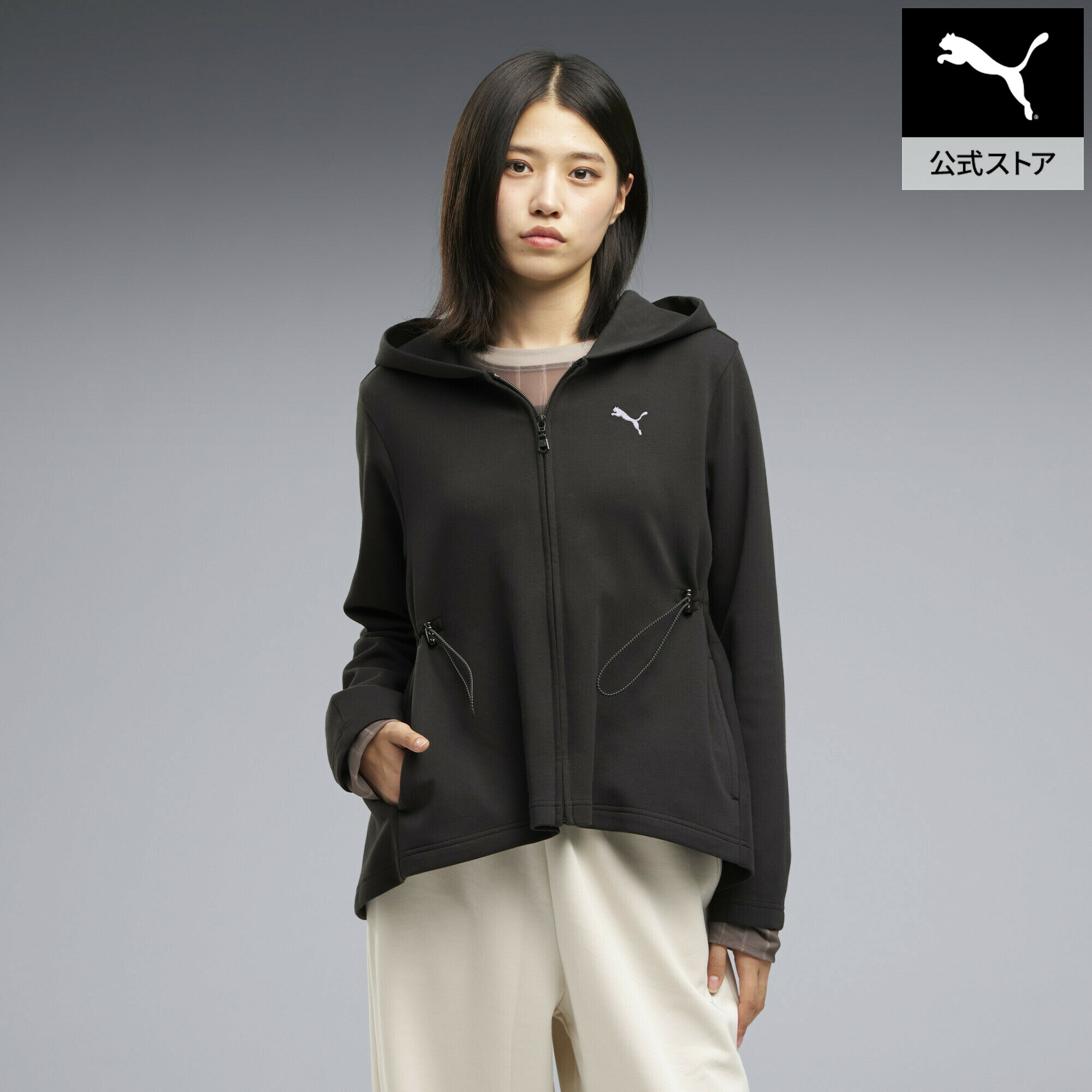 ■商品名ウィメンズ ESS エレベーテッド MX フルジップ フーディ DK ESS ELEVATED MX FZ HOODIE JA■サイズS:胸囲:96cm ゆき:81cm 後ろ丈:62cm すそ周り:142cmM:胸囲:100cm ゆき:81.5cm 後ろ丈:64cm すそ周り:144cmL:胸囲:102cm ゆき:83cm 後ろ丈:65cm すそ周り:148cmXL:胸囲:104cm ゆき:86cm 後ろ丈:68.5cm すそ周り:150cm■商品情報商品情報女性らしいシルエットが魅力的なフーディです。フロントはやや丈が短めにデザインされており、ハイウエストボトムとの相性も抜群。裾はフレアのようにふんわりと広がり、動くたびに女性らしいラインを演出します。さらに脇には絞り調節が付いているため、その日のコーデや気分に合わせてシルエットをタイトにもリラックスにもアレンジできます。フルジップ仕様で着脱しやすく、羽織としてもトップスとしても活躍。デイリーからライトなスポーツシーンまで幅広くコーディネートを楽しめる一枚です。特徴プーマ ミックス クロス：ソフトな肌ざわりのコットン。吸水速乾性に優れたポリエステル。それぞれのメリットをミックスして、快適な着心地を叶える機能素材。ソフトタッチ＆ドライ：表面にはカジュアルな見た目のコットン、裏面には吸水速乾性に優れたポリエステルの生地を採用し、肌面はサラッとした快適さをキープ。UVカット：身に着けることで手軽に紫外線カットをサポート。イージーランドリー：速乾性に優れたポリエステル混素材だから、コットンと比較して乾きやすい。 詳細 プーマキャットサイドポケット前後で丈に差をつけた裾デザイン裾がフレアに広がるウエスト絞り調節可能■素材ポリエステル52％コットン42％ポリウレタン6％ウィメンズ ESS エレベーテッド MX フルジップ フーディ DKOther Color