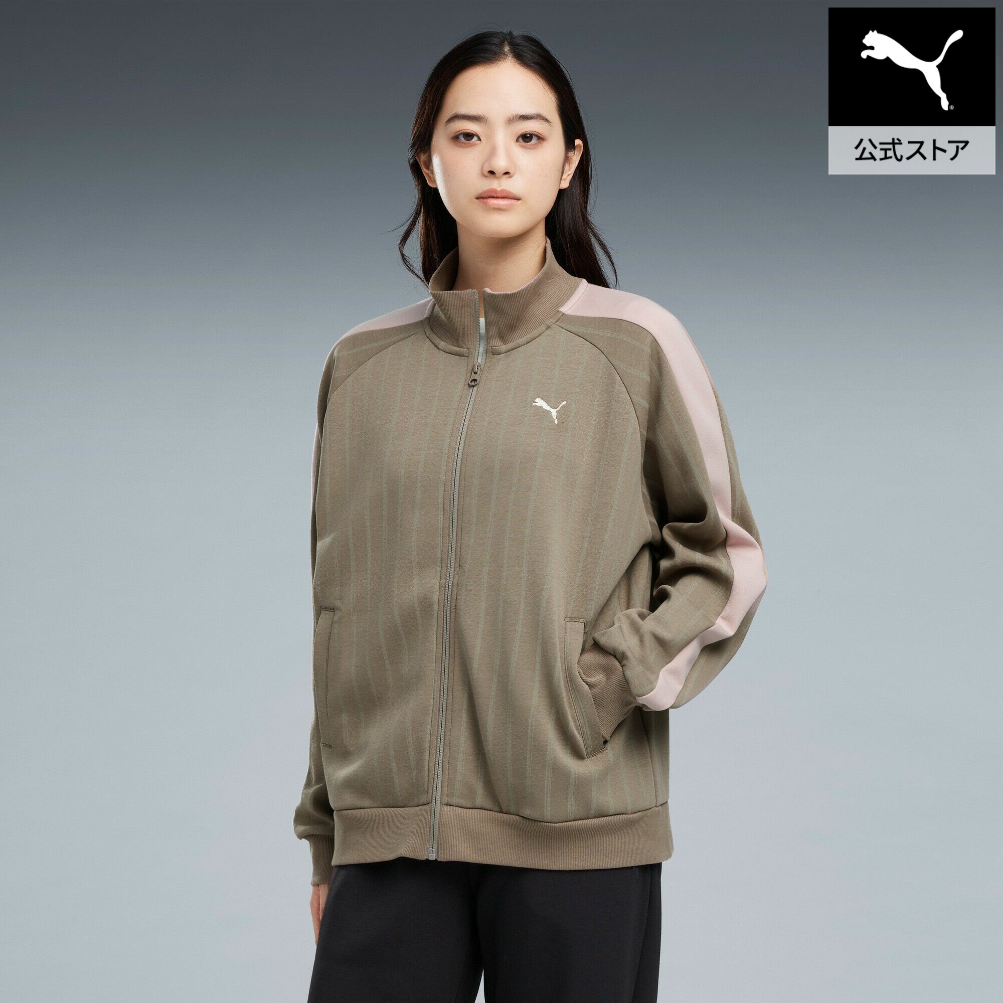 ■商品名ウィメンズ ESS エレベーテッドMX AOP トラックジャケット DK ESS ELEVATED MX AOP JK DK■サイズS:胸囲:108cm ゆき:81cm 後ろ丈:56cm すそ周り:104cmM:胸囲:112cm ゆき:82cm 後ろ丈:59cm すそ周り:108cmL:胸囲:117cm ゆき:85cm 後ろ丈:62cm すそ周り:109cmXL:胸囲:120cm ゆき:87cm 後ろ丈:63cm すそ周り:116cm■商品情報商品情報ウィメンズ ESS エレベーテッドMX AOP トラックジャケット DKは、機能性とデザイン性を兼ね備えたテクノロジーウェアです。ソフトな肌触りのコットンと、吸水速乾性に優れたポリエステルをミックスした素材を採用し、それぞれのメリットを引き出すことで、さらりと快適な着心地を実現。UPF＋50機能により、屋外での紫外線から肌をしっかり保護します。フルジップ仕様で着脱しやすく、モックネックデザインが首元までカバーしつつスタイリッシュな印象に。トレーニングからタウンユースまで幅広いシーンで活躍する一枚です。特徴UV PROTECTION (UPF +50)：肌を紫外線から保護します。MIX CLOTH:ソフトな肌触りのコットン。吸水速乾性に優れたポリエステル。それぞれのメリットをミックスした、快適な着心地を叶えるテクノロジーウェア。詳細プーマロゴ長袖フルジップモックネックスリットポケット■素材本体：ポリエステル52％コットン42％ポリウレタン6％、リブ：コットン95％ポリウレタン5％ウィメンズ ESS エレベーテッドMX AOP トラックジャケット DKOther Color