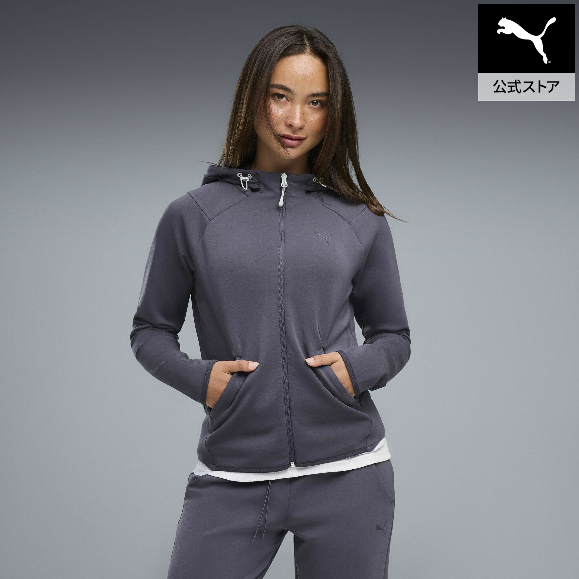 ■商品名ウィメンズ プーマテック センス フルジップ ジャケット PUMATECH SENSE Jacket■サイズS:胸囲:91cm ゆき:75.5cm 後ろ丈:56cm すそ周り:91cmM:胸囲:96cm ゆき:77cm 後ろ丈:57cm すそ周り:94cmL:胸囲:98cm ゆき:80.5cm 後ろ丈:60.5cm すそ周り:96cmXL:胸囲:101cm ゆき:81cm 後ろ丈:60.5cm すそ周り:100cm■商品情報 商品情報 プーマ テック コレクションは、アクティブなシーンから日常のカジュアルスタイルまでシームレスに対応する、機能性と快適性を兼ね備えたアイテムを展開しています。快適な着心地と実用性を追求したトラックジャケット。吸湿発散機能dryCELLテクノロジーを採用しており、運動時はもちろん、移動や外出時にも衣服内を快適な状態に保ちます。ハリのある3Dスペーサー素材を使用することで、立体感のあるシルエットと軽やかな着用感を実現しました。フードにはスタンドカラーとバンジーコードを備えており、天候やスタイルに合わせてフィット感を調整できます。フルジップ仕様のため着脱もスムーズで、スポーツシーンからタウンユースまで幅広く活躍します。さらに、サイドポケットを備えた利便性の高いデザインで、トレーニング前後や日常のお出かけ時にも便利にお使いいただけます。機能性とモダンなデザインを両立した一着は、スポーツミックススタイルやデイリーコーディネートにもおすすめです。 特徴 モイスチャーマネジメント：肌から汗を素早く吸い取り、ドライで快適な着心地を保つ「dryCELL(ドライセル)」機能性素材UV防御指数（UPF）50+リサイクル素材使用：より良い未来への一歩として、30%以上のリサイクル素材を使用 詳細 用途：ライフスタイルフィット感：レギュラー丈：標準ジャケット丈バンジーコードとスタンドカラー付きフード主な素材：3Dスペーサー生地クロージャー：フルジッパー長袖ポケット：サイドポケット■素材本体:レーヨン40%ポリエステル38%ポリウレタン11%レーヨン(モダール)11%、フード裏地:コットン100%、ポケット裏地:コットン100%ウィメンズ プーマテック センス フルジップ ジャケットOther Color