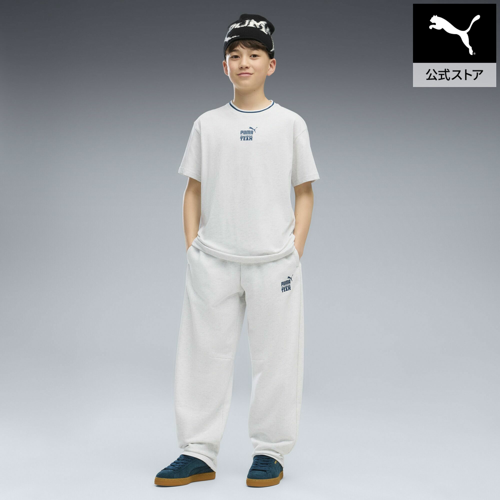 ■商品名ボーイズ ミッド90S リラックスド バレル スウェットパンツ TR B 120-160cm MID90s Barrel Sweatpants■サイズ120:ウエスト:55.5cm ヒップ:85cm 股下:47cm 脇丈:68cm もも渡り:48cm すそ周り:30cm130:ウエスト:57cm ヒップ:84cm 股下:53cm 脇丈:72cm もも渡り:51cm すそ周り:31cm140:ウエスト:61cm ヒップ:86cm 股下:57cm 脇丈:79cm もも渡り:52cm すそ周り:34cm150:ウエスト:66cm ヒップ:90cm 股下:61cm 脇丈:84cm もも渡り:57cm すそ周り:34cm160:ウエスト:70cm ヒップ:100cm 股下:64cm 脇丈:89cm もも渡り:60cm すそ周り:37cm■商品情報 商品情報 90年代のストリートカルチャーやスポーツスタイルからインスピレーションを得た「PUMA ミッド90S コレクション」のスウェットパンツです。ゆったりとしたリラックスフィットを採用し、アクティブな動きにも対応する快適なはき心地を実現しています。柔らかなフレンチテリー素材を使用しており、普段使いから通学、休日のお出かけまで幅広いシーンで活躍します。脚部分には存在感のあるPUMA Catグラフィックをあしらい、レトロスポーツの雰囲気とトレンド感を兼ね備えたデザインに仕上げました。サイドポケット付きで小物の持ち運びにも便利な、デザイン性と実用性を両立したアイテムです。 特徴 リサイクル素材使用：より良い未来への一歩として、50%以上のリサイクル素材を使用 詳細 用途：日常使いのウェアフィット感：ゆったりとしたシルエットで快適な着心地のリラックスフィット丈：レギュラークローズヘム主な素材：フレンチテリーライズ：ミディアムポケット：サイドポケットPUMAユース：8才から16歳のお子様にお勧めです■素材本体:コットン68%ポリエステル32%、ポケット裏地 - 上部:コットン100%ボーイズ ミッド90S リラックスド バレル スウェットパンツ TR B 120-160cmOther Color