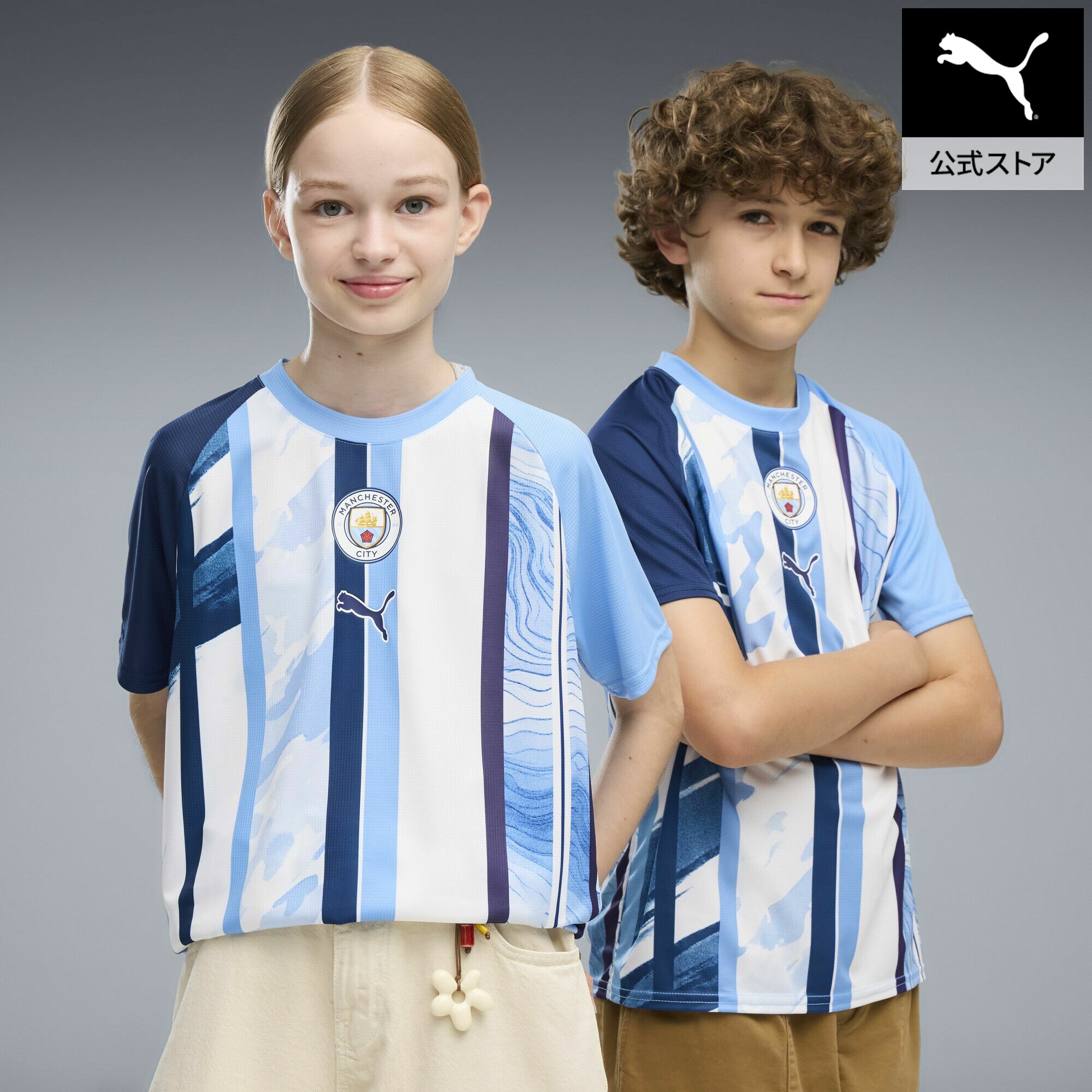 ■商品名キッズ 2026-27 マンチェスターシティ FC プレマッチ 半袖 シャツ 116-164cm MCFC Warm Up Jersey Jr■サイズ116:胸囲:69cm ゆき:27.5cm 後ろ丈:42cm すそ周り:69cm128:胸囲:75cm ゆき:32cm 後ろ丈:46cm すそ周り:75cm140:胸囲:80cm ゆき:34cm 後ろ丈:51cm すそ周り:80cm152:胸囲:85cm ゆき:35cm 後ろ丈:56cm すそ周り:88cm164:胸囲:93cm ゆき:39.5cm 後ろ丈:61.5cm すそ周り:92cm■商品情報 商品情報 試合前の高揚感を引き立てる、マンチェスター・シティの半袖シャツ。スムーズな動きをサポートする設計に加え、やわらかく肌触りの良いインターロック素材（なめらかな表面と適度な伸縮性を持つ編地）を採用し、ウォーミングアップからラストスプリントまで快適な着心地をキープします。さらに、dryCELLテクノロジーが汗を素早く吸収・発散し、常にドライなコンディションを維持。レギュラーフィットのシルエットとクルーネック仕様で動きやすさを確保しながら、胸元のPUMAとマンチェスター・シティのロゴがチームへの想いをさりげなく引き立てます。リサイクル素材を使用した環境配慮設計も魅力で、日々のトレーニングから応援シーンまで幅広く活躍します。ユースサイズは8歳から16歳のお子様にもおすすめで、次世代のファンにもぴったりの一着です。この商品はインポートサイズです。各サイズの詳細は「サイズガイド」をご確認ください。 特徴 モイスチャーマネジメント:肌から汗を素早く吸い取り、乾いた状態を保つハイテク素材「dryCELL」で、快適さをキープトリムや装飾品を除き、100%再生素材を使用 詳細 対象：サッカーフィット感：レギュラー丈：レギュラークルーネック主な素材：インターロック半袖PUMAとマンチェスター・シティのブランドロゴPUMA ユース：8歳から16歳までのお子様におすすめ■素材本体:ポリエステル100%キッズ 2026-27 マンチェスターシティ FC プレマッチ 半袖 シャツ 116-164cmOther Color