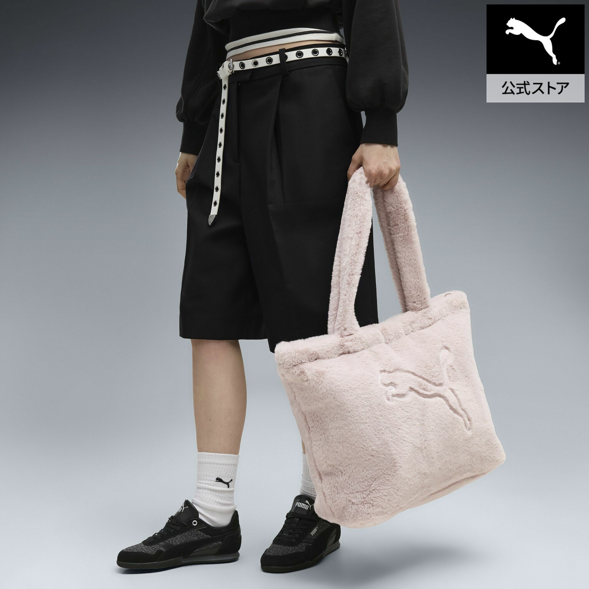 ■商品名ウィメンズ UP ファー ショッパー 17L UP FAUX FUR Shopper■サイズOSFA:幅:50cm 高さ:36cm マチ:15cm 重さ:430g 持ち手:64cm■商品情報 商品情報 ふわふわとしたハンドルが華やかなアクセントを添える、UP 17L Shopperバッグ。メインコンパートメントは両開きジッパー仕様で開閉しやすく、荷物の出し入れもスムーズ。内側にはジッパーポケットを備え、小物を分けて収納できるため、必要なものを見つけやすく整理できます。容量は17Lで、日々の買い物や週末の気軽なお出かけなど、さまざまなシーンにおすすめ。2本のふわふわとしたキャリーハンドルが持ちやすさとデザイン性をプラスし、コーディネートのアクセントとしても活躍します。 詳細 用途：PUMAのあるライフスタイル高さ36cm x 幅50cm x マチ15cm容量：17Lメインコンパートメントは両開きジッパーで開閉内側ジッパーポケット2本のふわふわのキャリーハンドルプーマキャットロゴ刺繍■素材本体:ポリエステル100%、裏地:ポリエステル100%ウィメンズ UP ファー ショッパー 17LOther Color