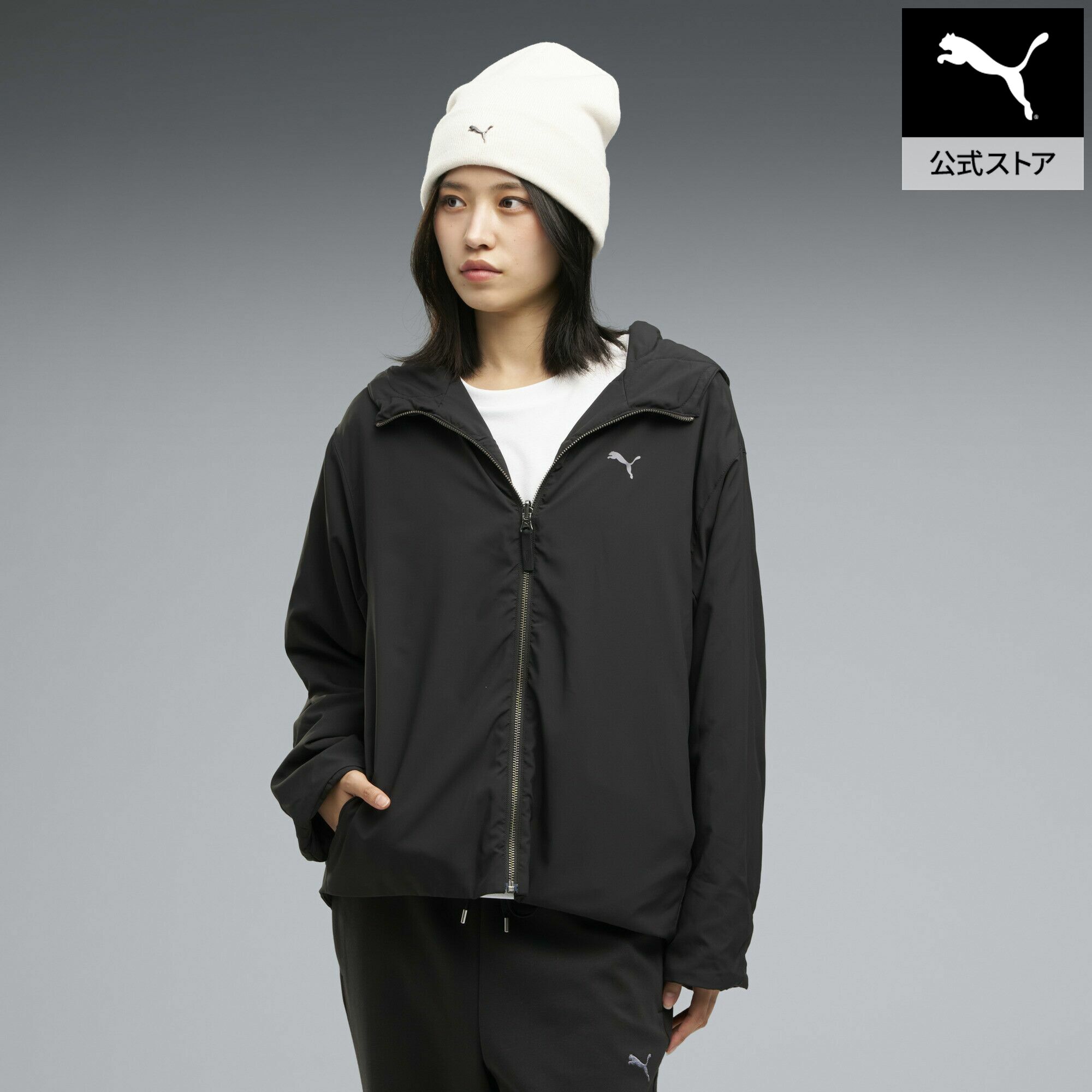 ■商品名ウィメンズ ESS エレベーテッド リバーシブル ウィンドブロック ジャケット ESS ELEVATED REVERSIBLE JK■サイズS:胸囲:112cm ゆき:77cm 後ろ丈:64.5cm すそ周り:112cmM:胸囲:118cm ゆき:78.5cm 後ろ丈:67cm すそ周り:118cmL:胸囲:120cm ゆき:80.5cm 後ろ丈:68cm すそ周り:120cmXL:胸囲:126cm ゆき:81.5cm 後ろ丈:70cm すそ周り:126cm■商品情報商品情報その日の気分やスタイリングに合わせて異なる表情を楽しめる、リバーシブル仕様のフーデッドジャケット。片面には立体感のあるキルティングデザイン、もう片面にはシンプルで洗練されたソリッドデザインを採用し、1着で2通りのスタイリングを楽しめます。ゆったりとしたリラックスフィットで、スウェットやニットなど厚手のインナーとのレイヤードもスムーズ。軽やかな着心地ながら程よい保温性を備えており、季節の変わり目から肌寒いシーズンまでロングシーズン活躍します。フード付きのカジュアルなデザインに加え、フルジップ仕様で着脱も簡単。デイリーカジュアルはもちろん、アウトドアや旅行などさまざまなシーンに対応する、機能性とスタイルを兼ね備えた万能アウターです。 詳細 長袖フード付きフルジップポケットPUMAキャット■素材ポリエステル100％ウィメンズ ESS エレベーテッド リバーシブル ウィンドブロック ジャケットOther Color